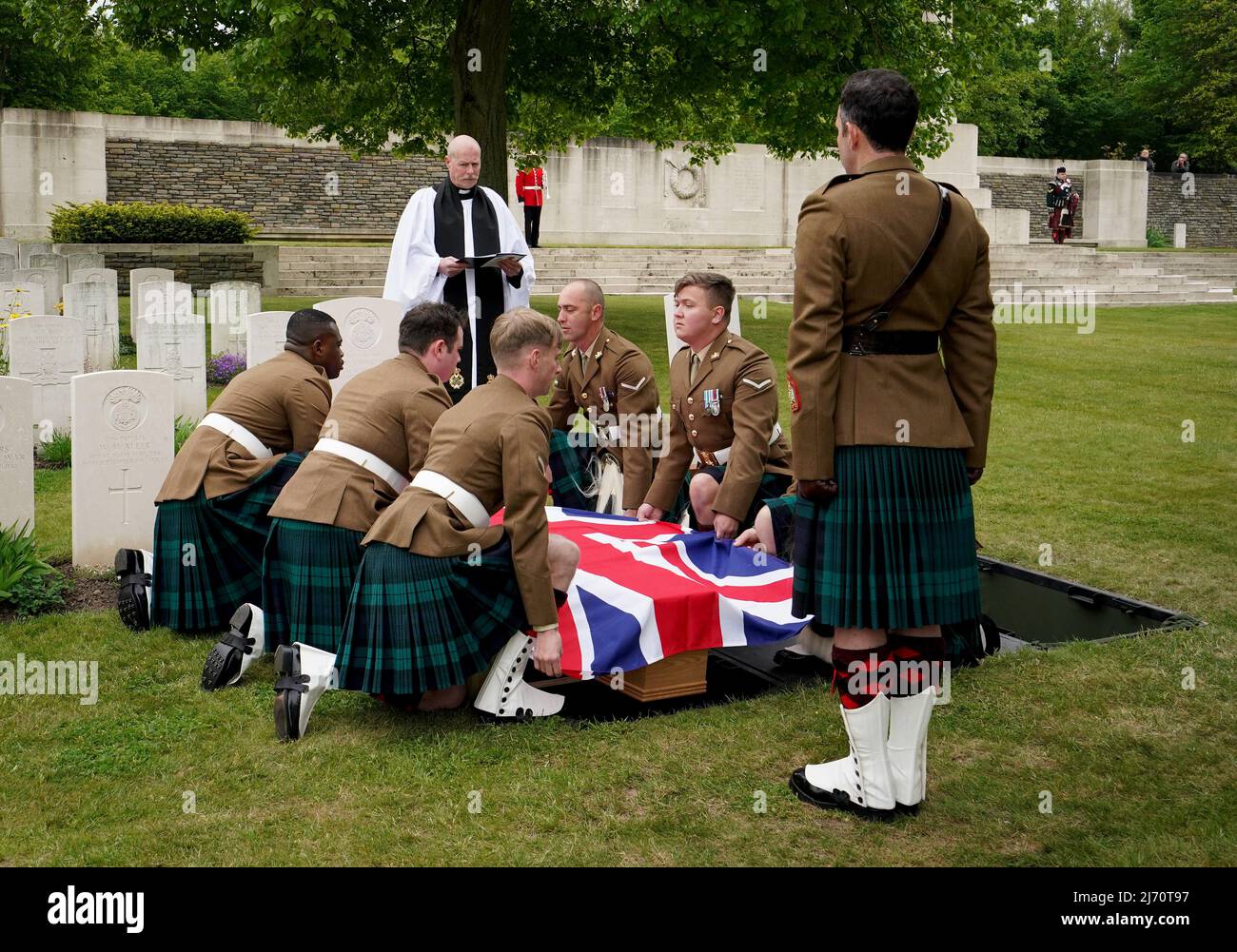 Eine Trägerpartei des Royal Regiment of Scotland trägt den Sarg des Private William Johntson, Bataillon 7., Royal Scots Fusiliers, während er auf dem Loos British Cemetery der Commonwealth war Graves Commission (CWGC), Loos-en-Gohelle, Frankreich, mit vollen militärischen Ehren begraben wird. Bilddatum: Donnerstag, 5. Mai 2022. Stockfoto