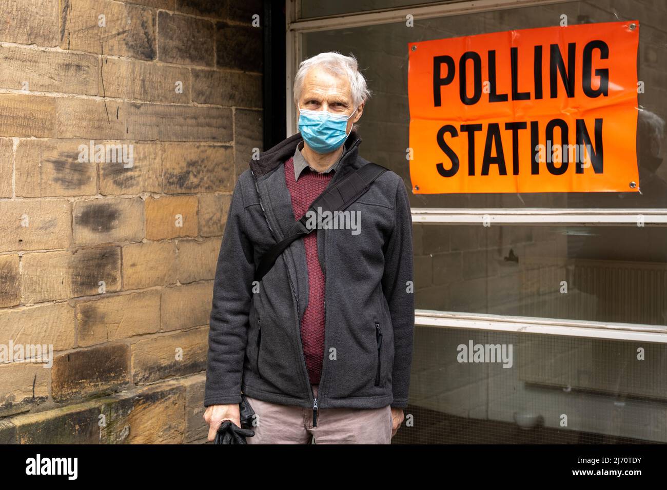 South Gosforth, Newcastle upon Tyne, Großbritannien - 5.. Mai 2022: Wähler im Wahllokal in South Gosforth, Newcastle upon Tyne, Großbritannien, für die Kommunalwahlen. Quelle: Hazel Plater/Alamy Live News Stockfoto