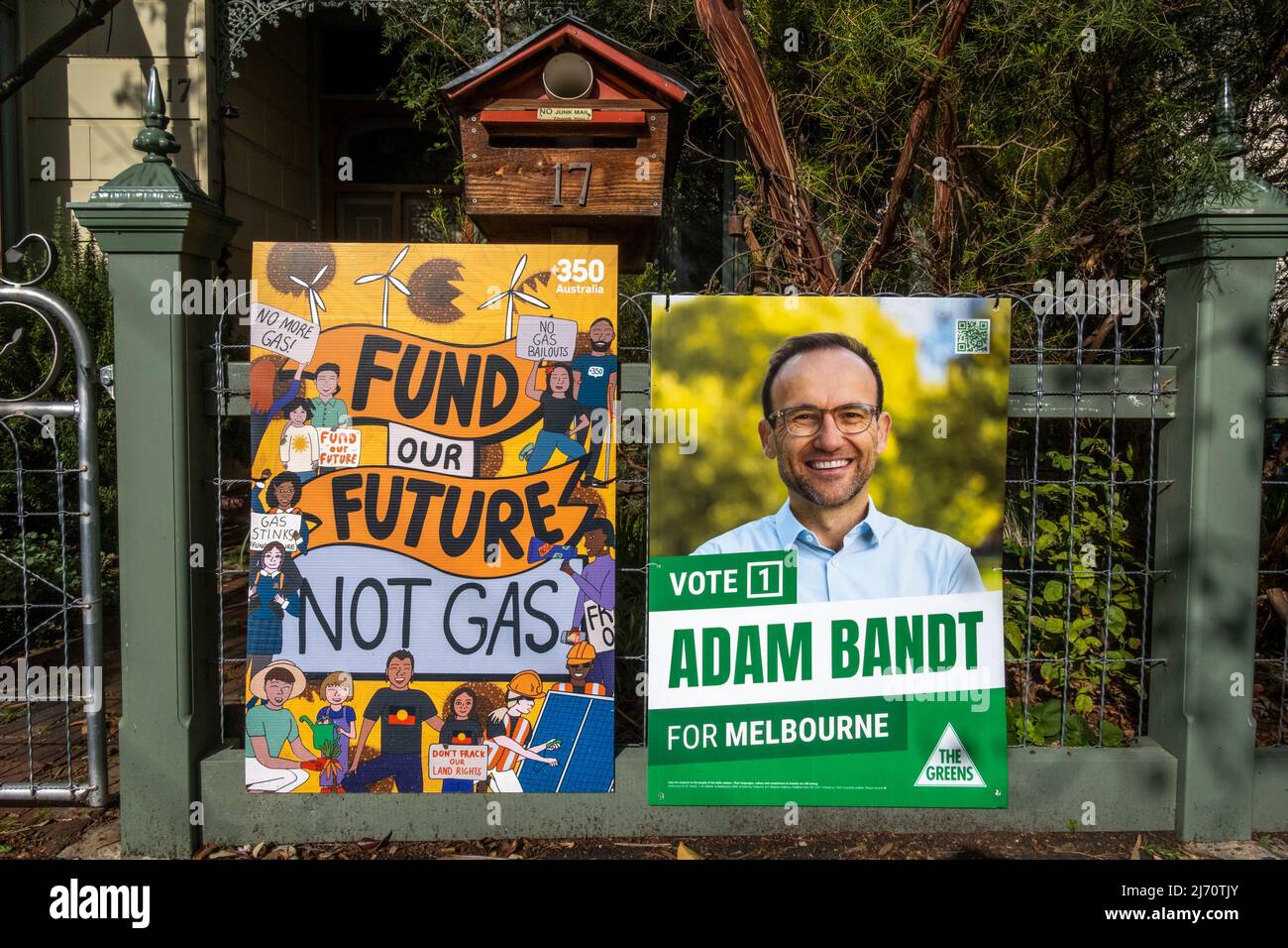 Politische Plakate, die Adam Bandt, den Vorsitzenden der Grünen, anwerben, der bei den australischen Bundestagswahlen 2022 den Sitz von Melbourne anfechten wird. Stockfoto