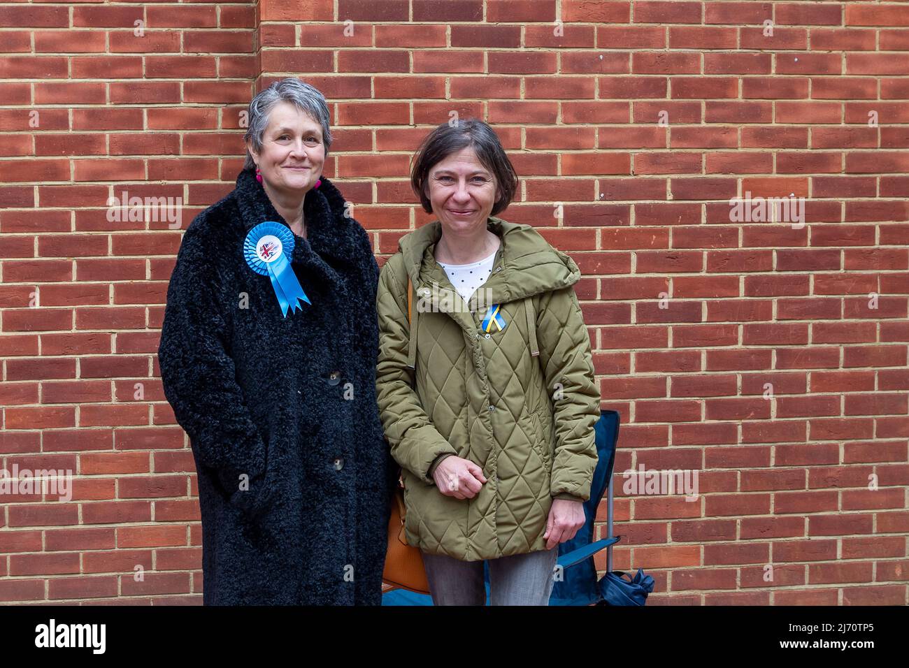 Slough, berkshire, Großbritannien. 5. Mai 2022. Die Frau des konservativen Ratsherrn Wayne Stratton und Cllr Anna Wright eine Kandidatin für das Gebiet Haymill in Slough. Es war ein ruhiger Morgen an den Polling Stationen über Slough heute Morgen. Die Menschen kümmern sich oft nicht darum, für Kommunalwahlen zu stimmen, doch nach dem Regierungshandling der Covid-19-Krise, dem PPE-Skandal, der Partygate und den Lebenshaltungskosten wird die Tory-Partei heute bei den Kommunalwahlen Hunderte von Sitzen verlieren. Quelle: Maureen McLean/Alamy Live News Stockfoto