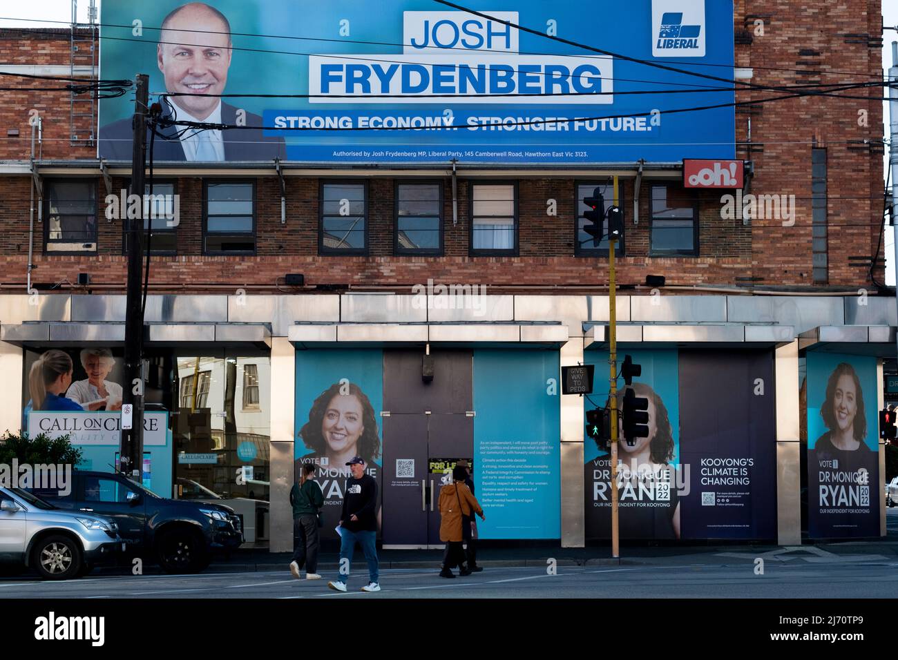 Politische Plakate, auf denen Josh Frydenberg, der Schatzmeister, und seine Gegnerin Dr. Monique Ryan, ein unabhängiger, werben, die bei den australischen Bundestagswahlen 2022 den Sitz von Kooyong bestreiten. Stockfoto