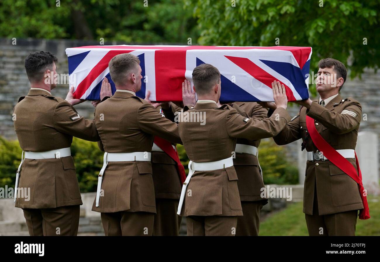 Eine Trägerpartei des Yorkshire-Regiments trägt den Sarg eines unbekannten Soldaten des East Yorkshire-Regiments, der auf dem Loos British Cemetery der Commonwealth war Graves Commission (CWGC) in Loos-en-Gohelle, Frankreich, mit vollen militärischen Ehren bestattet wird. Bilddatum: Donnerstag, 5. Mai 2022. Stockfoto