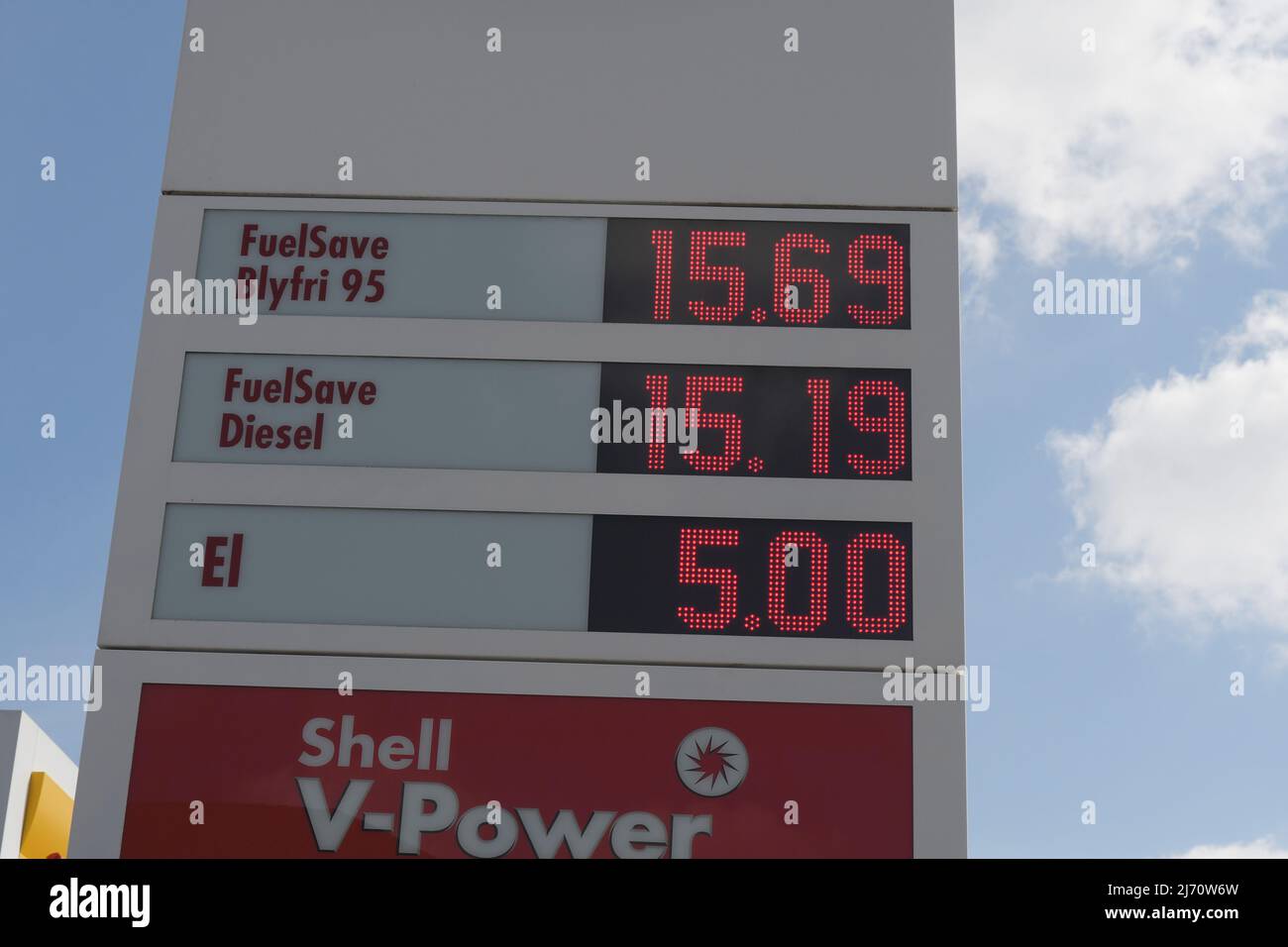 Kastrup/Kopenhagen/Dänemark/05 MAY l2022/Shell V-ppwer und Shell-Tankstelle mit Benzinpreis 14,70 dkk Diesel 14,09.dkk und el.5,00 dkk als Opices Board auf Sheel-Tankstelle in der dänischen Hauptstadt. (Foto..Francis Dean/Dean Picturs) Stockfoto