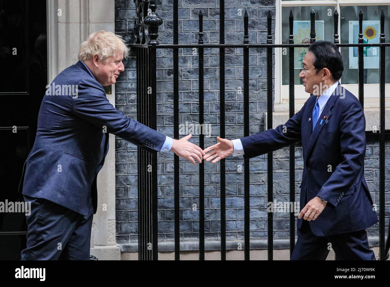 London, Großbritannien. 5.. Mai 2022. Boris Johnson, der britische Premierminister, begrüßt heute Fumio Kishida, den japanischen Premierminister, in der Downing Street 10, um unter anderem darüber zu diskutieren, wie die Handelsbeziehungen zwischen den beiden Ländern gestärkt werden können. Kishida ist auf einer Reise mit fünf Nationen unterwegs und besucht Indonesien, Vietnam, Thailand, Italien und das Vereinigte Königreich. Kredit: Imageplotter/Alamy Live Nachrichten Stockfoto