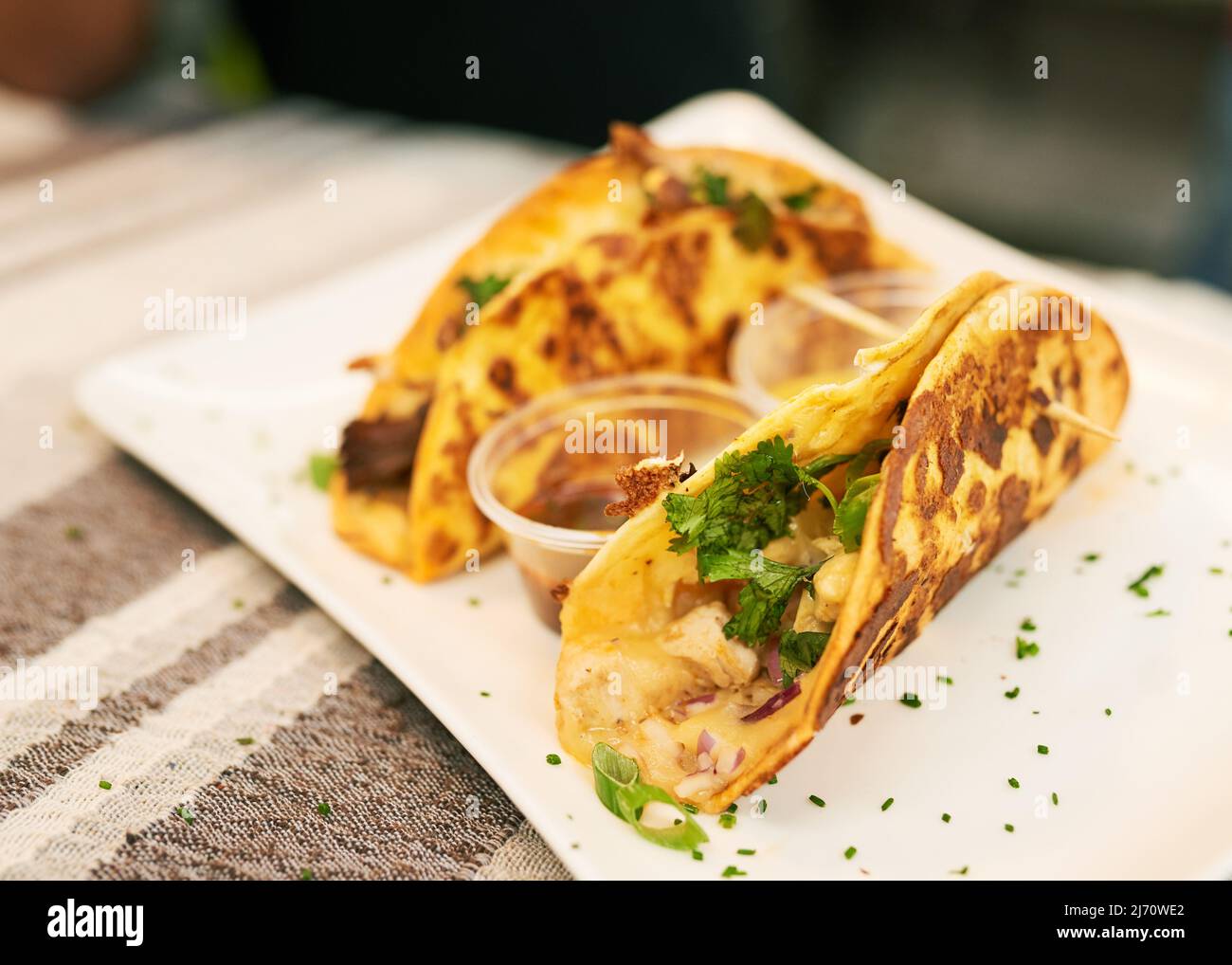 Zwei weiche Tacos auf einem Markt, einer mit Huhn, einer mit Rindfleisch Stockfoto