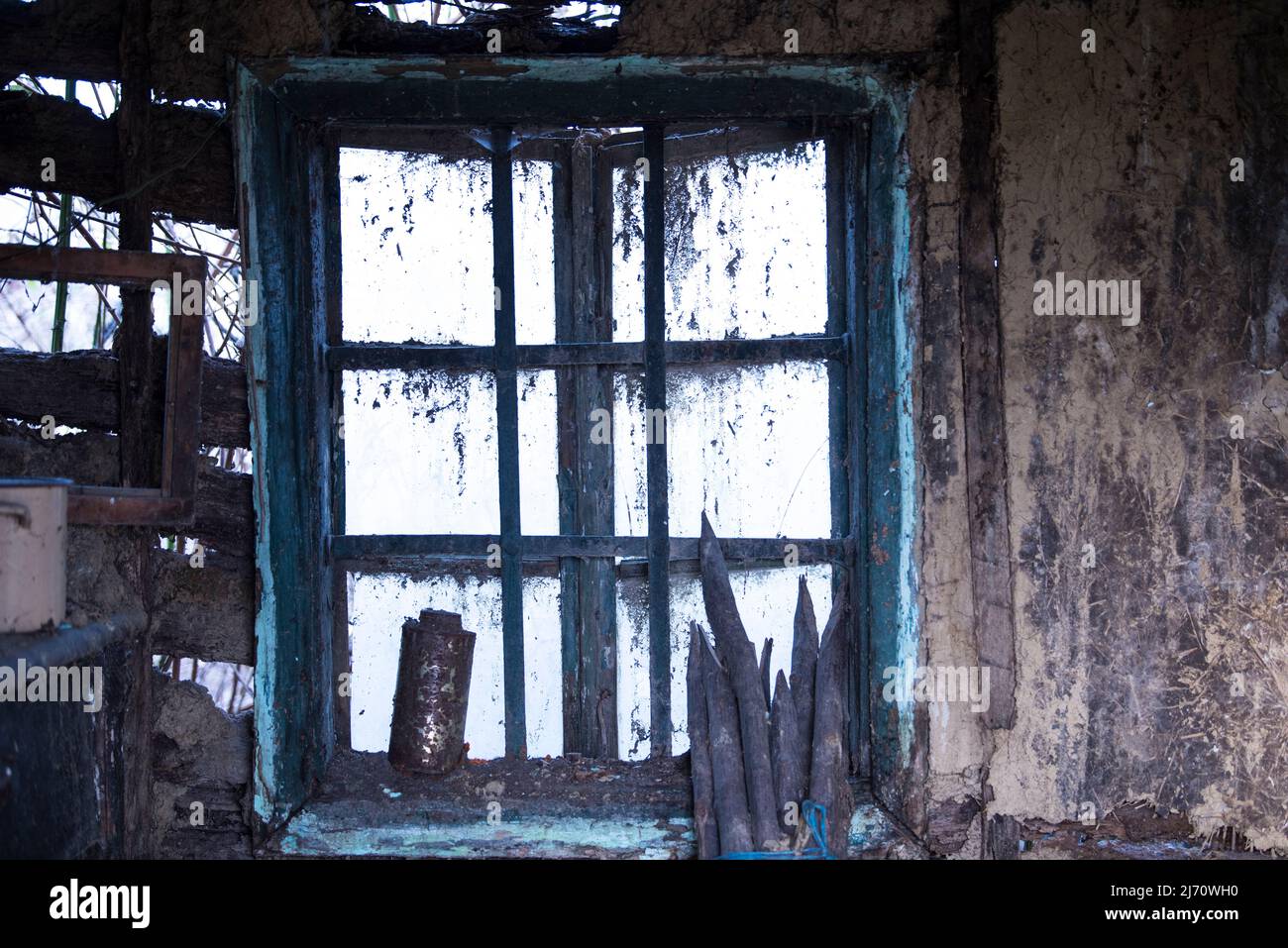 Kroatien, Mai 01,2022 : Rustikales Fenster im alten Stil an der ländlichen Hauswand. Stockfoto