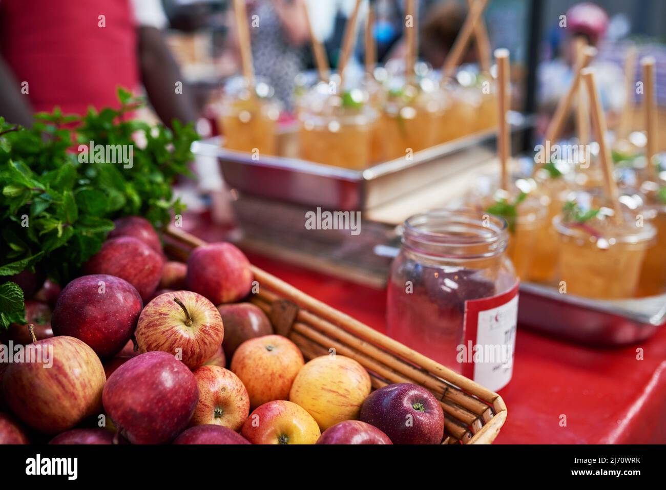 Ein Imbissstand, der auf einem Markt Eistee aus Apfel verkauft Stockfoto