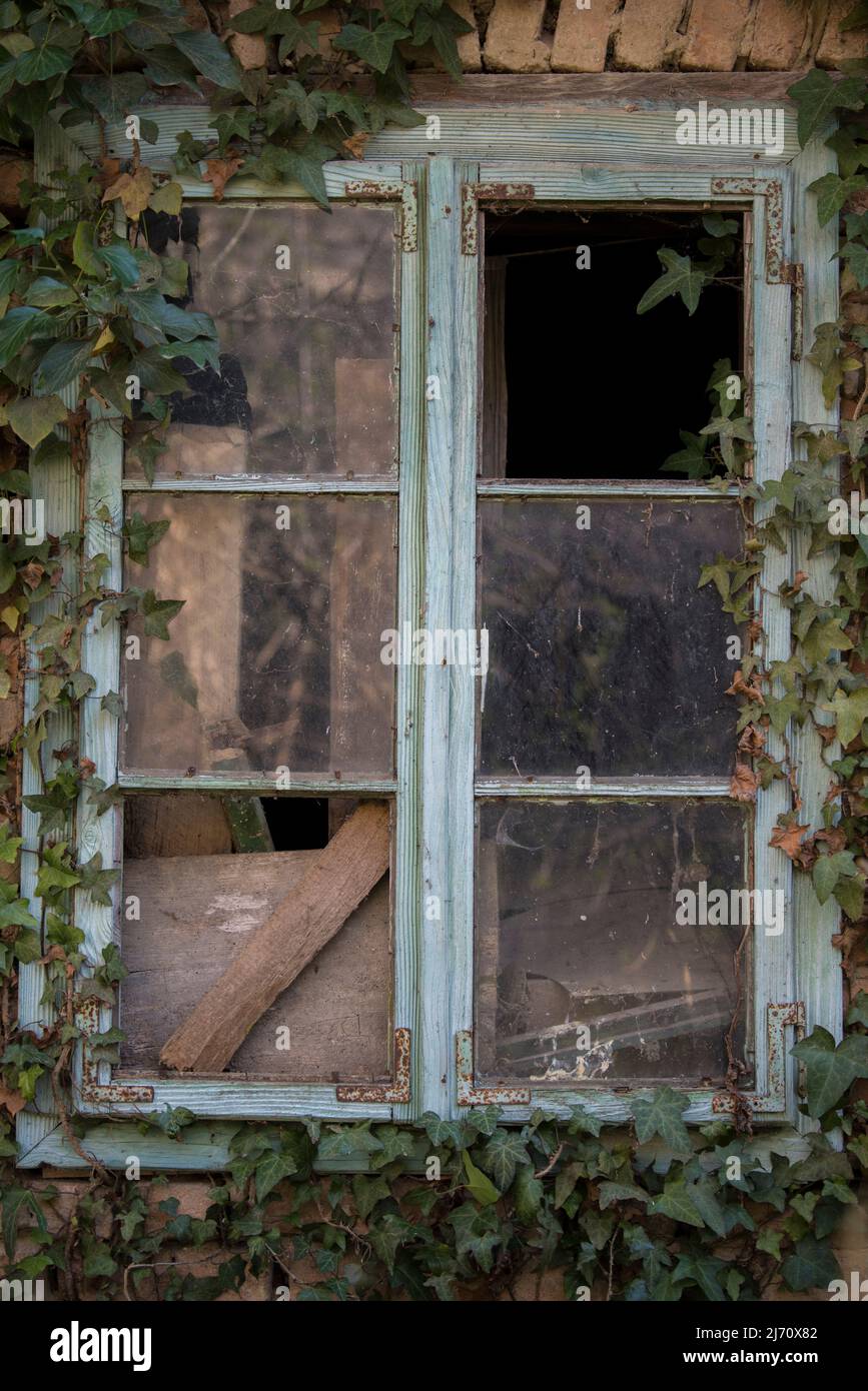 Kroatien, Mai 01,2022 : Rustikales Fenster im alten Stil an der ländlichen Hauswand. Stockfoto