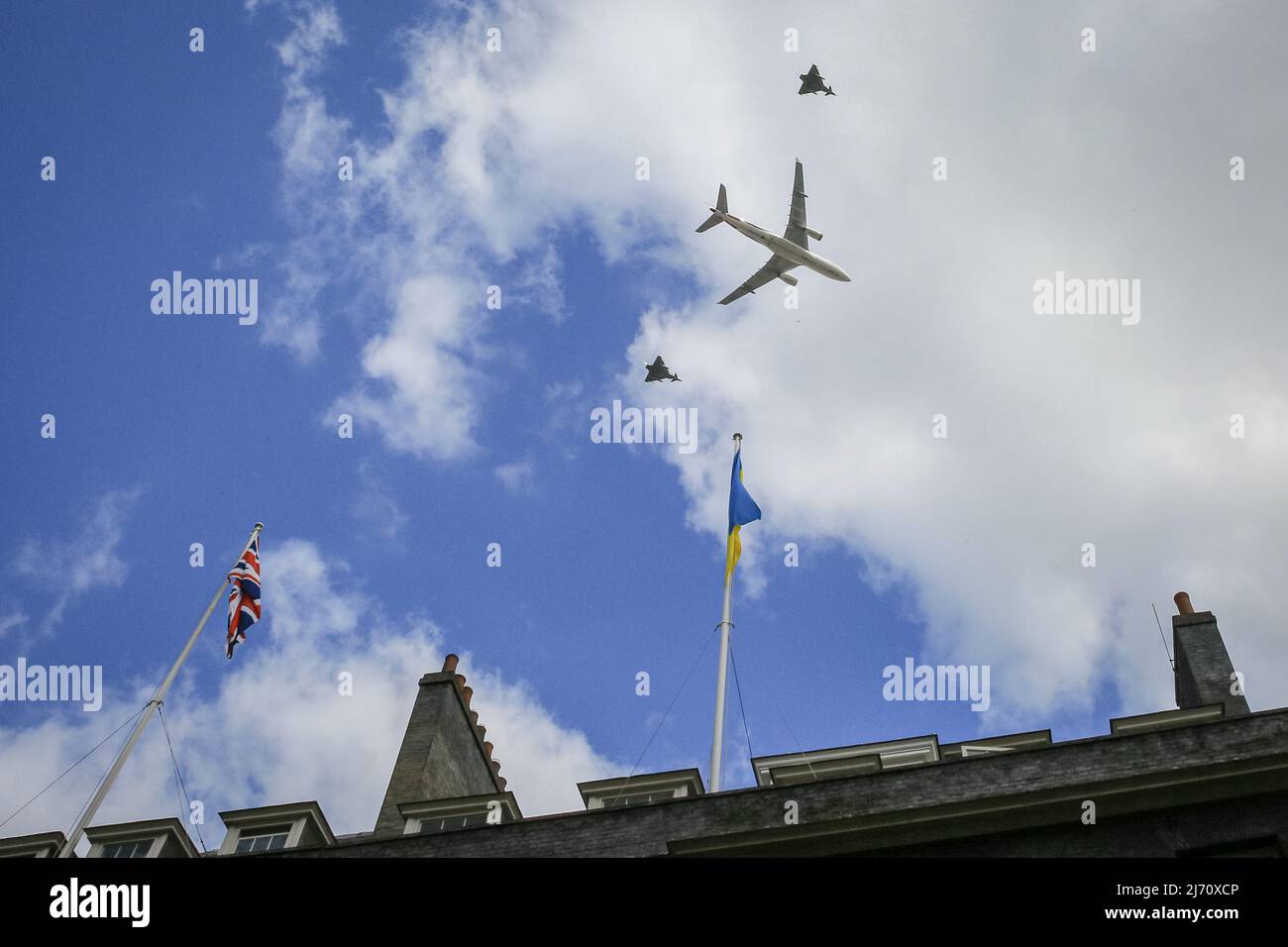 London, Großbritannien, 5.. Mai 2022. Zu Ehren von Fumio Kishida, dem Premierminister von Japan, der Großbritannien besucht, und RAF fliegen heute Morgen über der Downing Street vorbei. Kishida trifft sich mit Boris Johnson, um unter anderem darüber zu diskutieren, wie die Handelsbeziehungen zwischen den beiden Ländern gestärkt werden können. Kishida ist auf einer Reise mit fünf Nationen unterwegs und besucht Indonesien, Vietnam, Thailand, Italien und das Vereinigte Königreich. Kredit: Imageplotter/Alamy Live Nachrichten Stockfoto