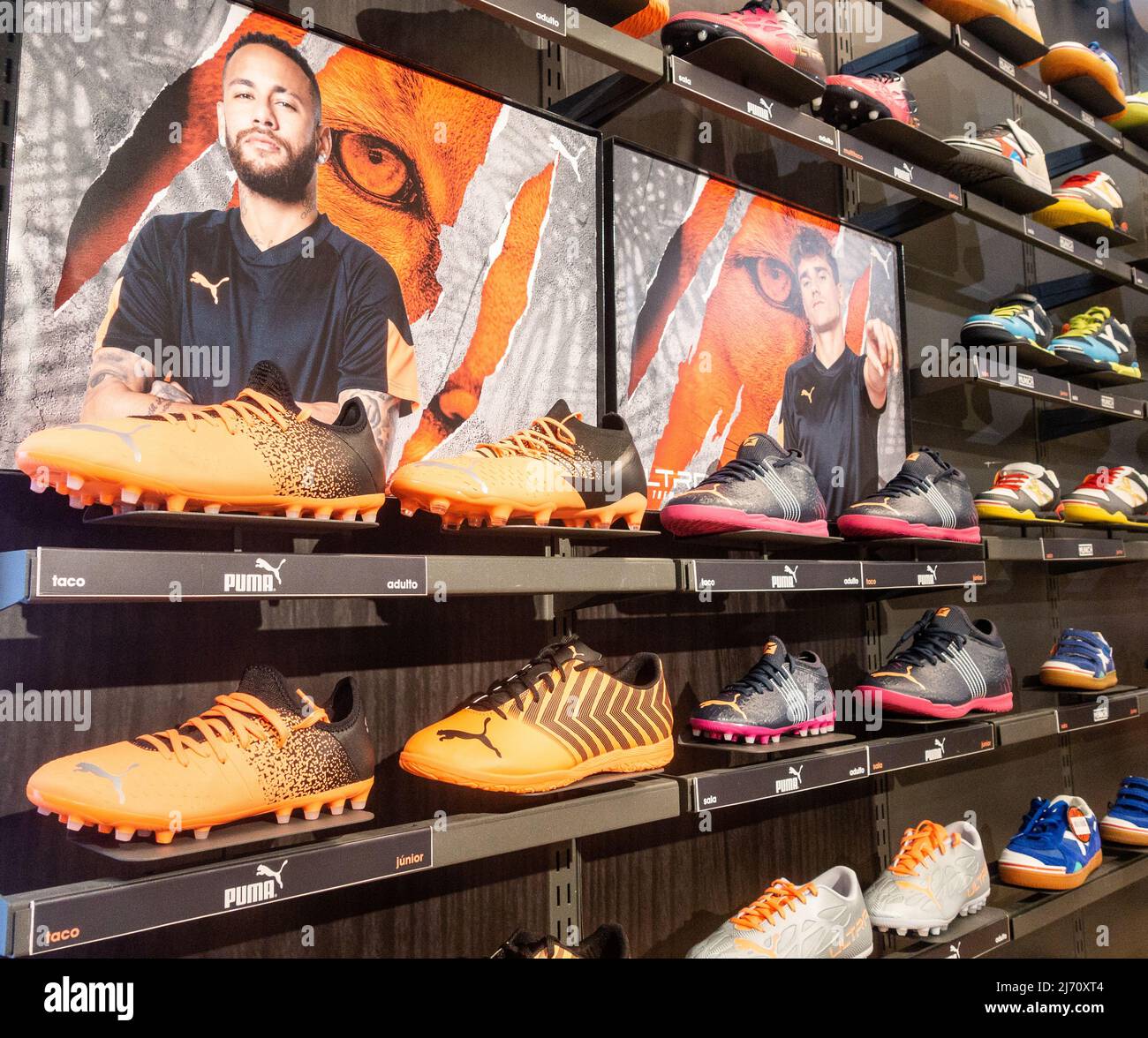 Puma Fußballschuhe Geschäft, Shop Display mit Bildern von gesponserten  Fußballer, Neymar und Antoine Griezmann Stockfotografie - Alamy