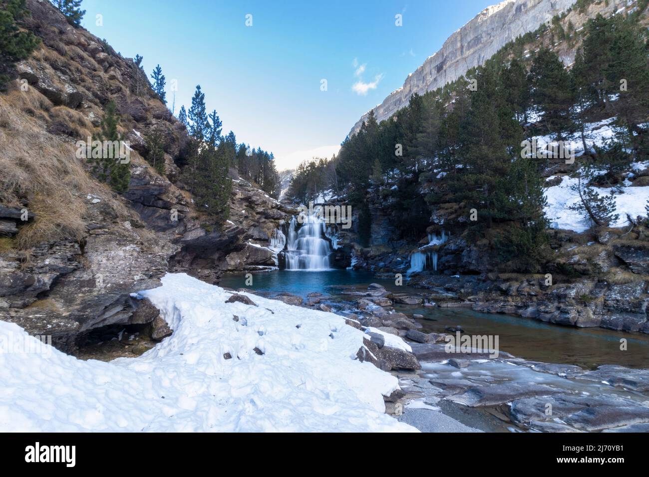 Wasserfall im ordesa Nationalpark in den spanischen pyrenäen im Winter Stockfoto