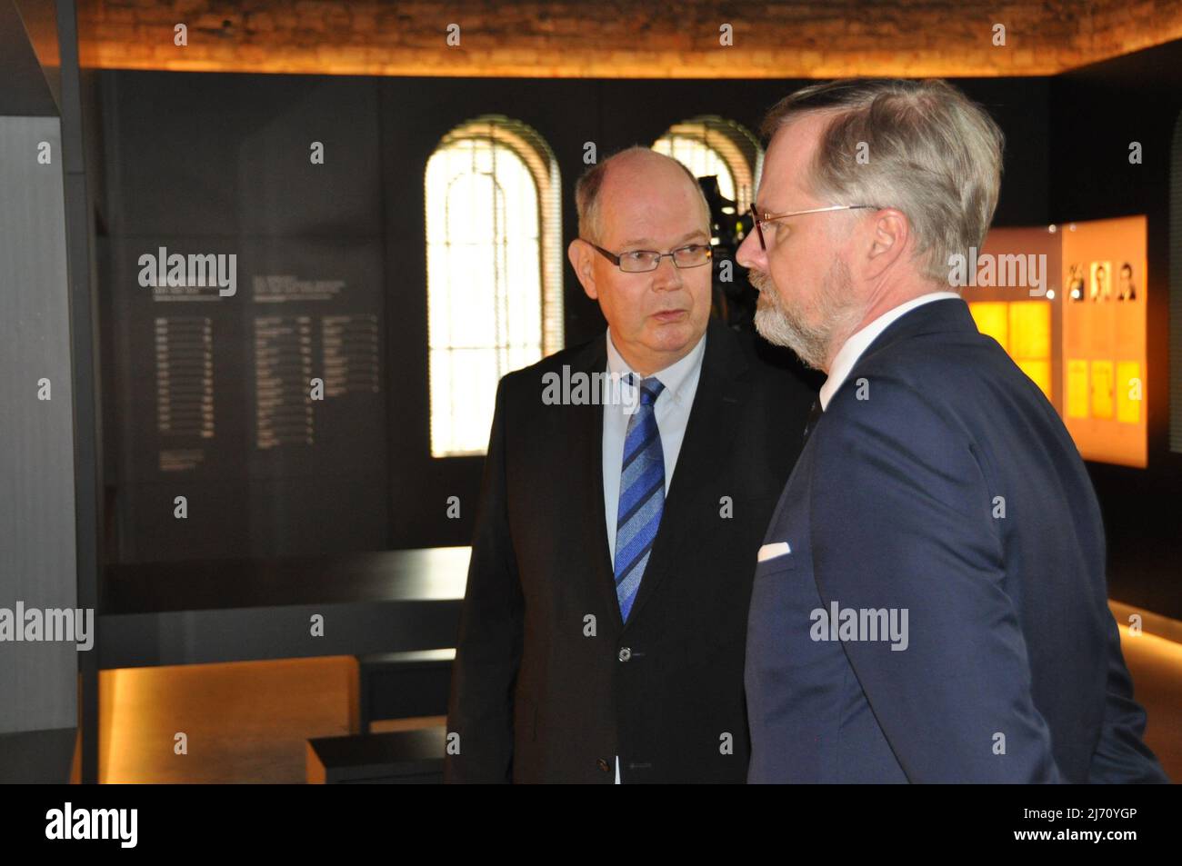 Der tschechische Premierminister Petr Fiala, rechts, und Leiter des Gedenkzentrums für den deutschen Widerstand Johannes Tuchel, links, ehrte am 5. Mai 2022 das Gedenken an die tschechoslowakische Anti-Nazi-Widerstandsbewegung im Gefängnis Plotzensee in Berlin. (CTK-Foto/Ales Zapotocky) Stockfoto