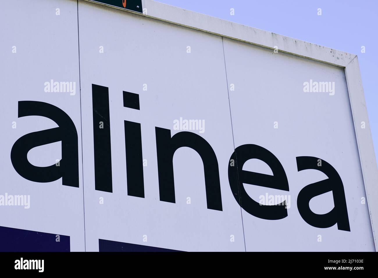 Bordeaux , Aquitaine Frankreich - 04 24 2022 : Alinea Zeichen Text Store Logo Marke französisch Haus Shop interior Heimtextilien Stockfoto