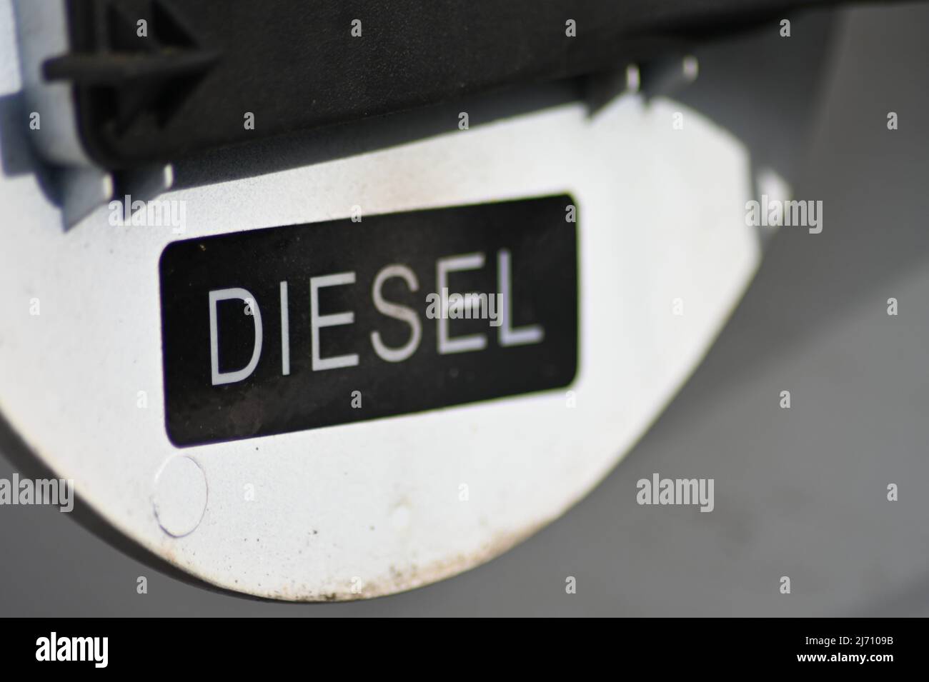 Ein weißes Diesel-Schild auf schwarzem Hintergrund unter einem Tankdeckel an einem Fahrzeug Stockfoto