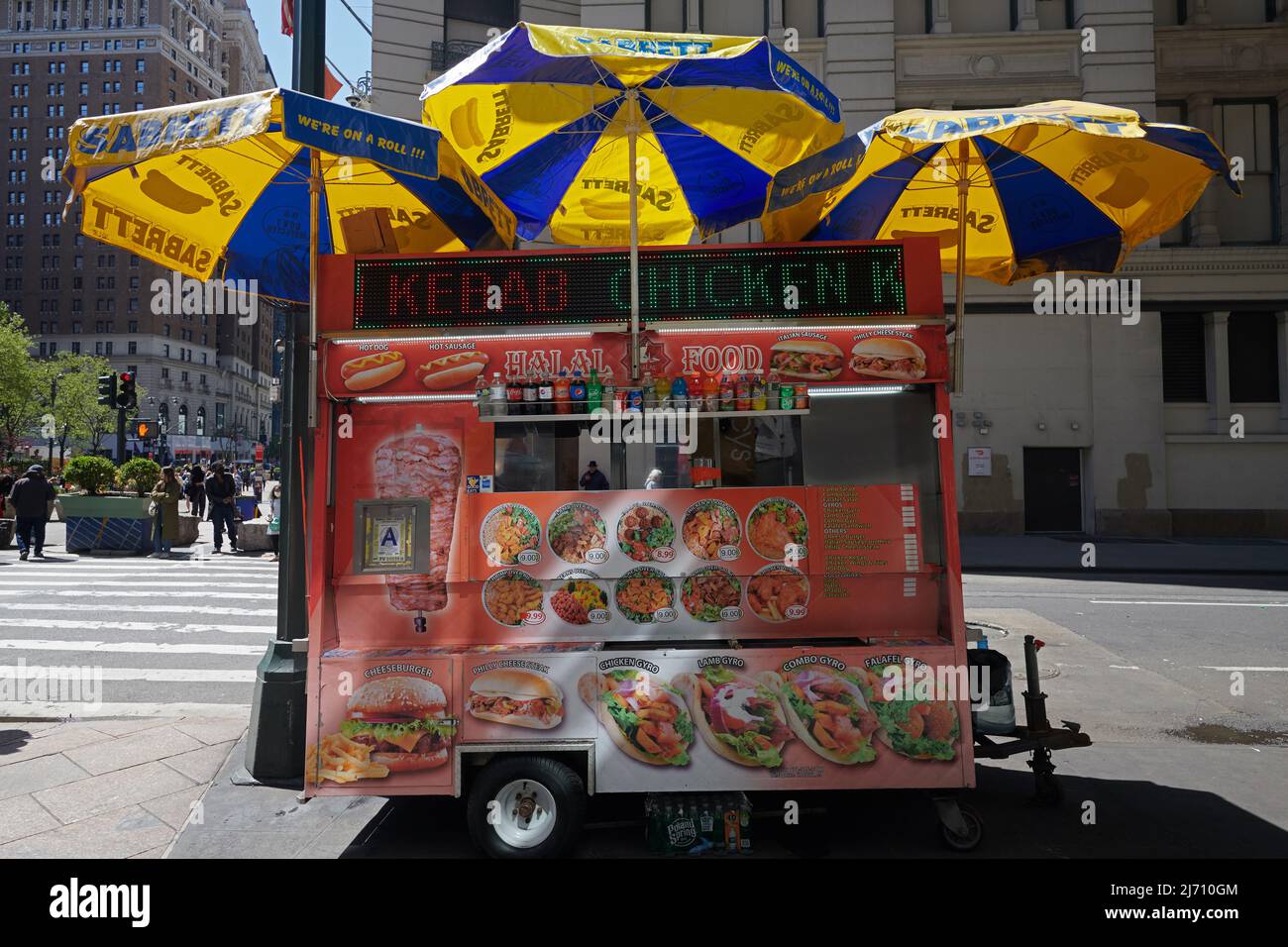 Die Halal Guys Food Trucks sind an den Straßenecken in ganz New York City Stockfoto