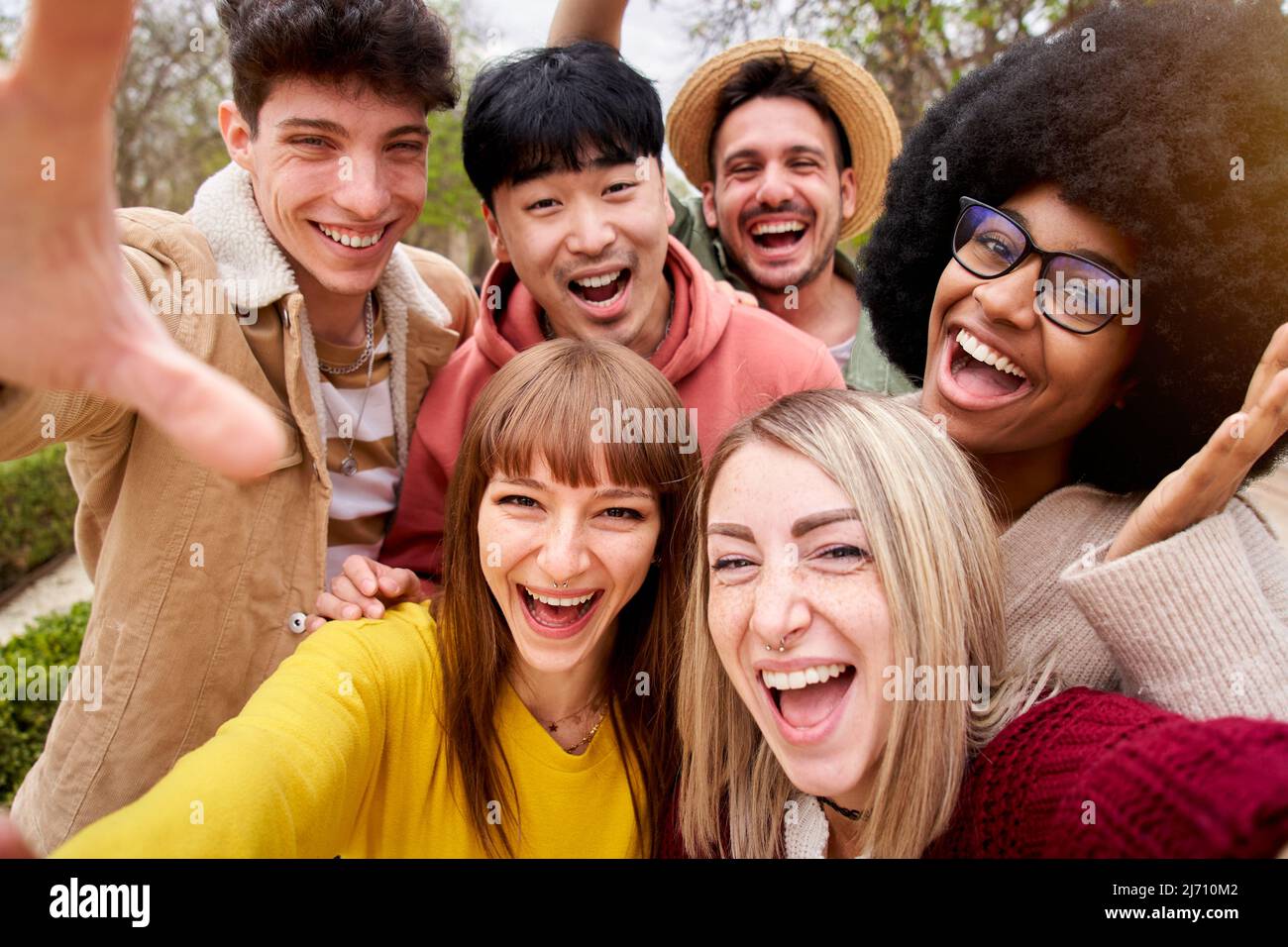 Große Gruppe von fröhlichen jungen Freunden, die Selfie-Portrait machen. Glückliche Menschen, die lächelnd auf die Kamera blicken. Konzept der Gemeinschaft, Jugend Lebensstil und Stockfoto