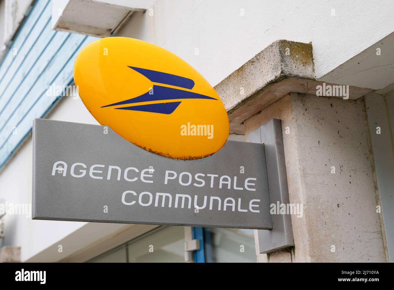 Bordeaux , Aquitaine Frankreich - 04 24 2022 : La Poste agence communale Logo und Text Marke an der Fassade französisch Land Postbank Stockfoto