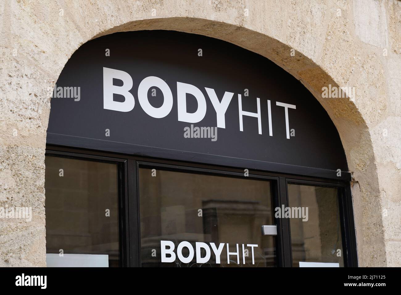 Bordeaux , Aquitaine Frankreich - 04 24 2022 : BODY HIT Logo Text und Zeichen Marke Französisch Führer mit Trainer und Elektrostimulation Stockfoto