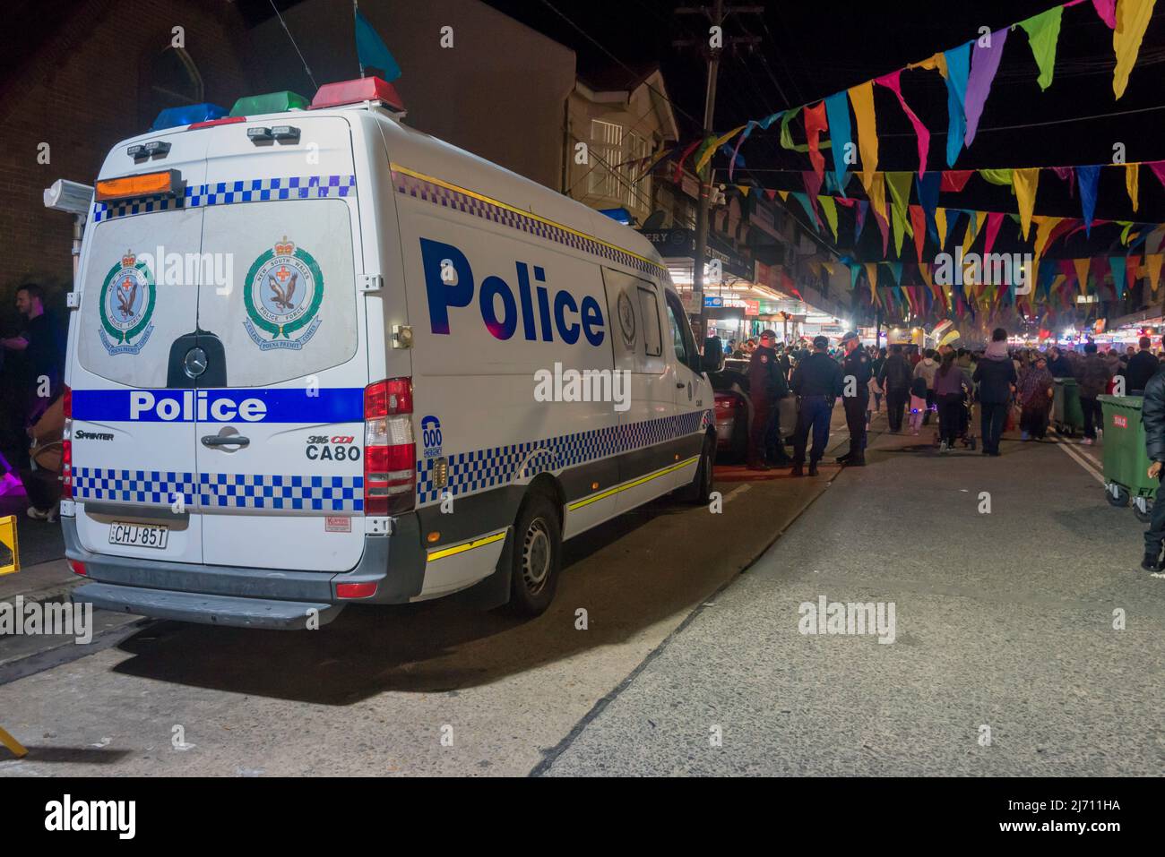 30. April, Lakemba, Sydney, Australien: In der letzten Nacht des Ramadan in Sydney ist das Ramadan Nights Festival von Sonnenuntergang um 17,30 Uhr bis zum 02,00. Am nächsten Morgen in vollem Gange. Polizeibeamte stehen in der Nähe eines mobilen Polizeiwagens der Kommandoeinheit am Ende der Haldon Street in Lakemba. Das größte Problem, vor dem sie standen, war jedoch, an welcher Essensliste sie anstanden, um die lokalen Köstlichkeiten zu probieren. Stockfoto