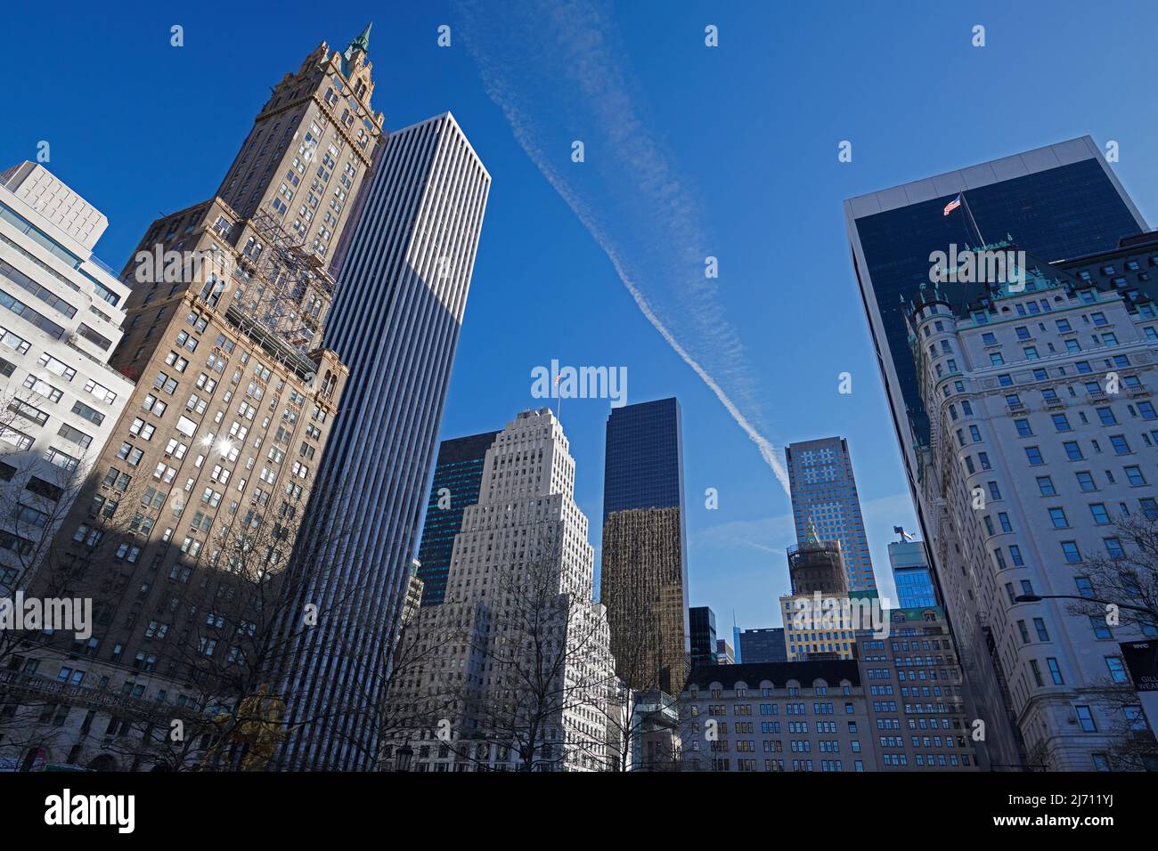 Hochhäuser und Kirche aus dem Battery Park Gebiet in Lower Manhattan Stockfoto