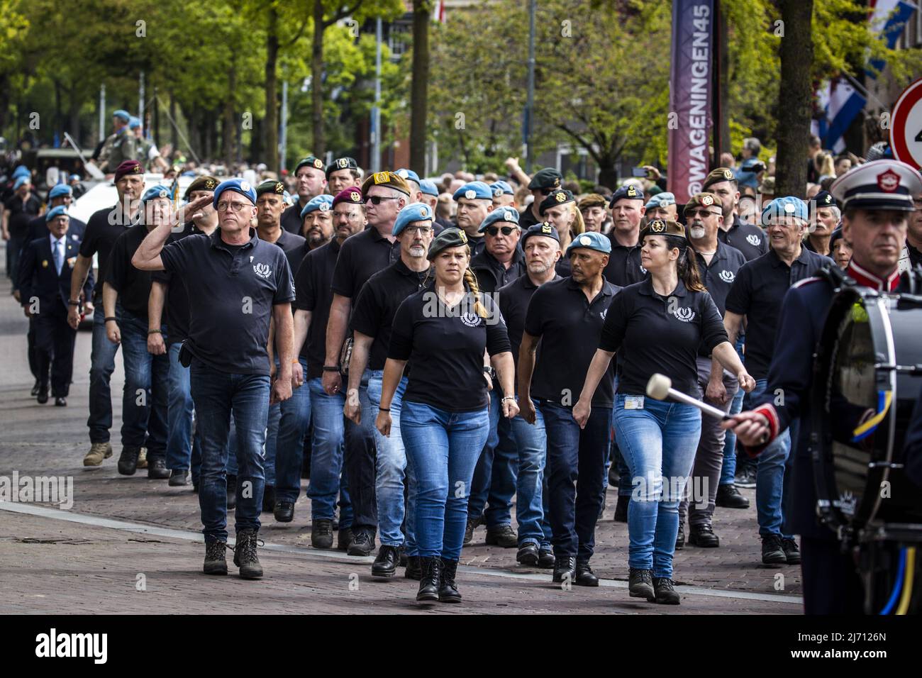 Wageningen, Niederlande. 5.. Mai 2022. 2022-05-05 13:07:51 WAGENINGEN - Veteranen und militärische Erben nehmen an der jährlichen Befreiungsparade in Wageningen als Tribut an die Befreier Teil. Der Befreiungstag wurde nach zwei Coronajahren wie üblich gefeiert. ANP VINCENT JANNINK netherlands Out - belgium Out Credit: ANP/Alamy Live News Stockfoto