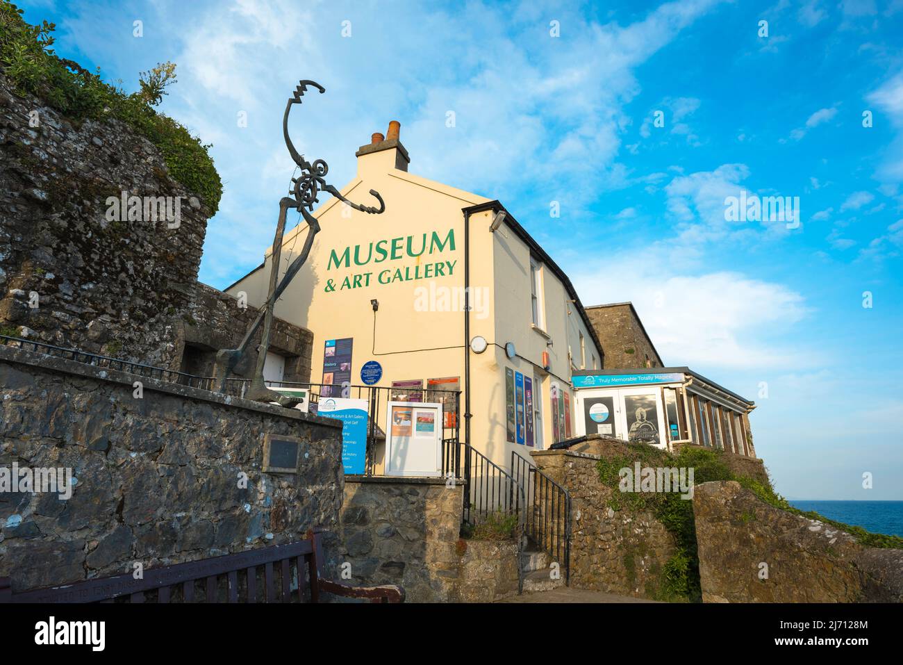 Tenby Museum, Ansicht des beliebten Tenby Museum and Art Gallery (gegründet 1878), in der Nähe von Castle Hill in Tenby, Pembrokeshire, Wales, Großbritannien Stockfoto