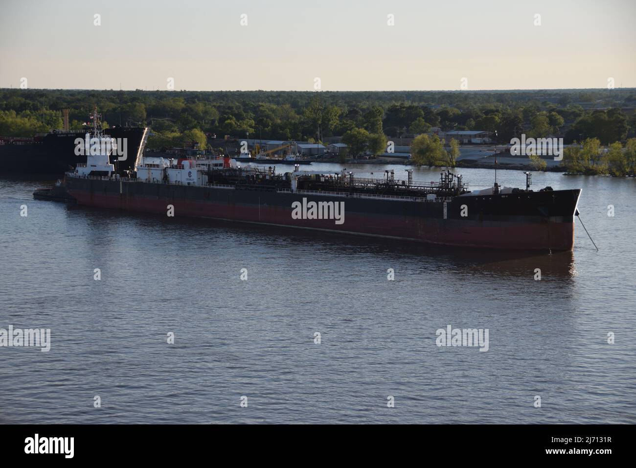 Barge 650-B Crowley mit Tug Achievement auf dem Fluss Mississippi flussabwärts von New Orleans, Louisiana, LA, US, USA. IMO: 9542568 MMSI 368515000 Stockfoto