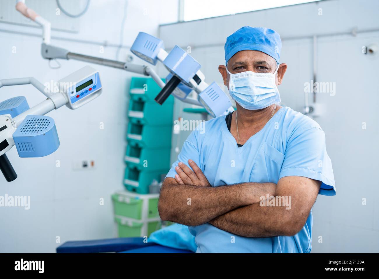 Portriat Aufnahme eines selbstbewussten Chirurgen im Operationssaal stehend mit der Kamera - Konzept der Gesundheitsversorgung, Beruf und Medicare. Stockfoto