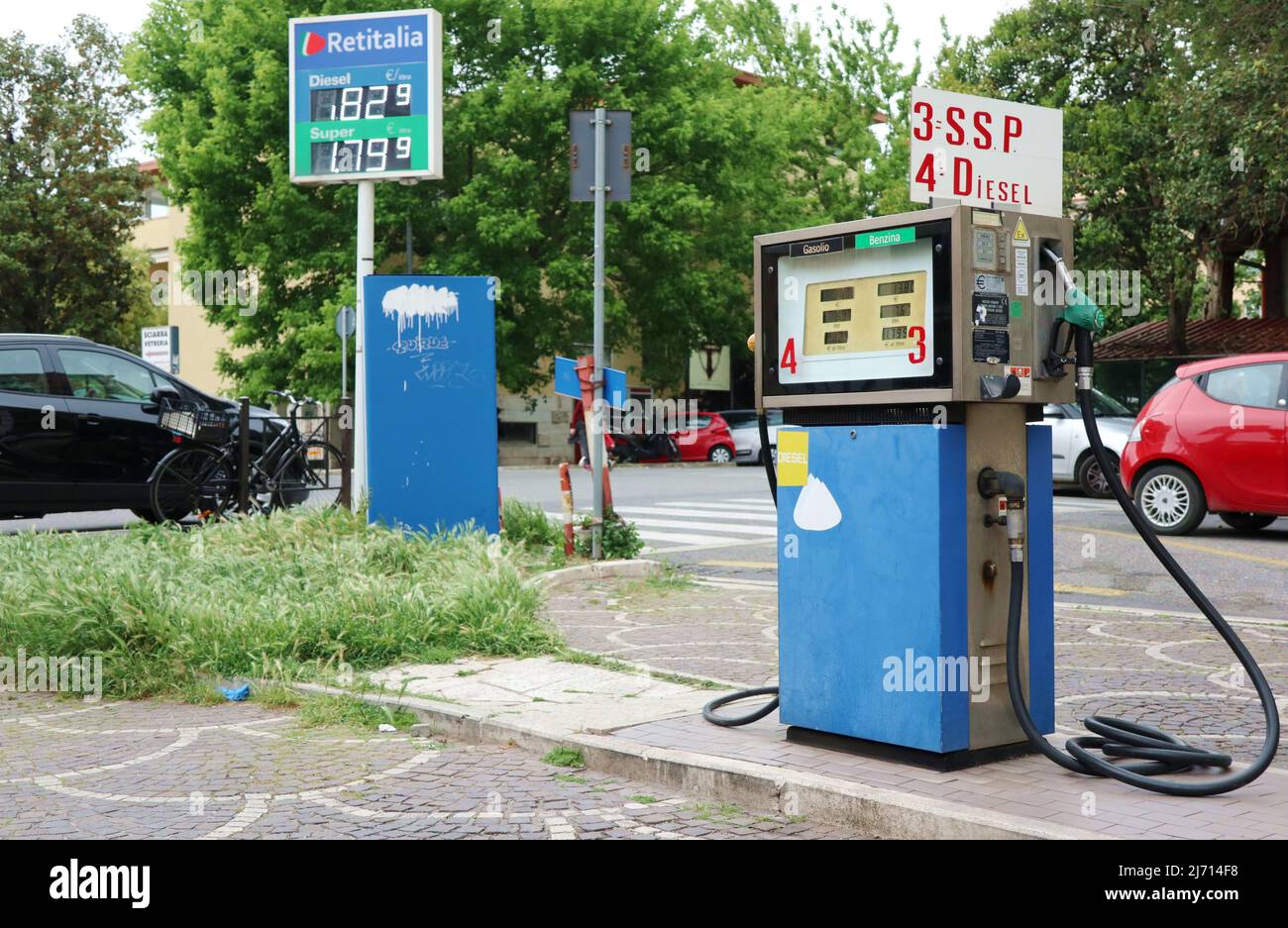 Preise an einer Tankstelle in Rom, Italien, Mai 4 2022. Die italienische Regierung hat kürzlich ein Dekret verabschiedet, das die "Verbrauchsteuern" auf Benzin, Diesel und Flüssiggas von Mai 3 bis mindestens Juli 8 um etwa 0,30 Euro senkt. Darüber hinaus wird die Erdgasversorgung von einem Rabatt auf die Mehrwertsteuer profitieren. Seit Februar, als der Konflikt zwischen Russland und der Ukraine begann, sind die Preise für Kraftstoff und Gas in Italien in die Höhe geschossen, da Russland der größte Erdgashändler und ein führender Erdöllieferant des Landes war. In den letzten Wochen hat Italien neue Gasversorgungsabkommen mit anderen Ländern unterzeichnet, wie Alge Stockfoto