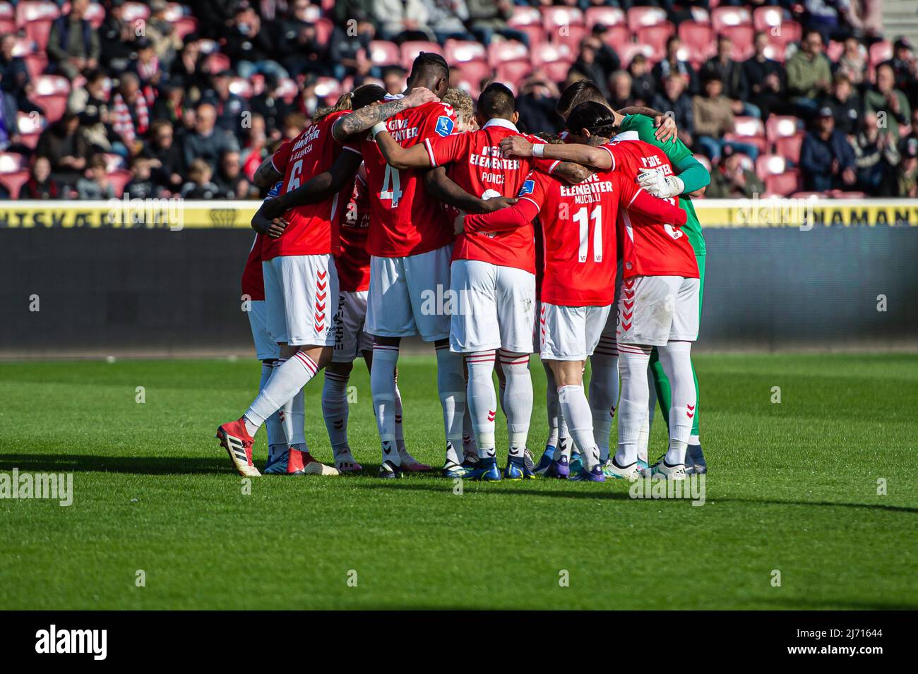 Herning, Dänemark. 04., Mai 2022. Die Spieler von Vejle Boldklub vereinen sich im Kreis vor dem Sydbank Cup-Spiel zwischen dem FC Midtjylland und Vejle Boldklub in der MCH Arena in Herning. (Foto: Gonzales Photo - Morten Kjaer). Stockfoto