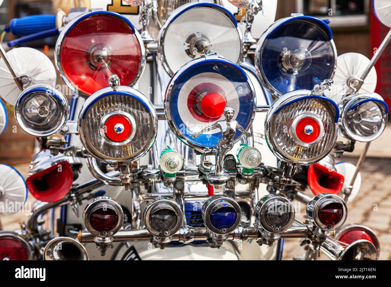 Lambretta Scooter Lights Ein atemberaubender Lambretta Scooter, der alle Mod-Utensilien, einschließlich Massen von Spiegeln, Lichtern und Hörnern, schmückt. Stockfoto