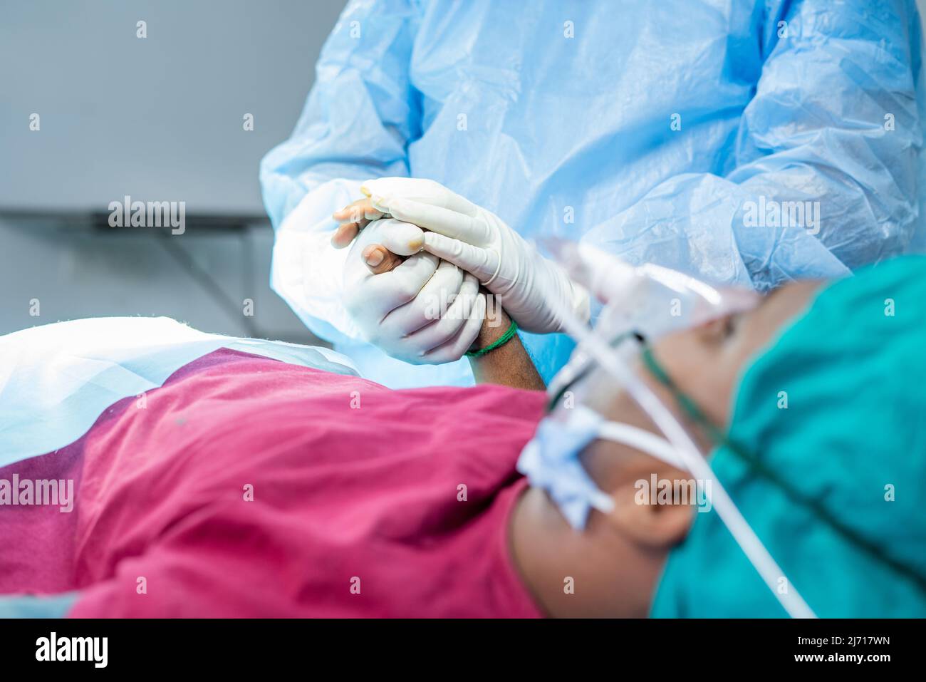 Nahaufnahme Arzt im Operationssaal tröstet Patienten vor der Operation - Konzept von Vertrauen, Empathie und Gesundheitsbehandlung Stockfoto