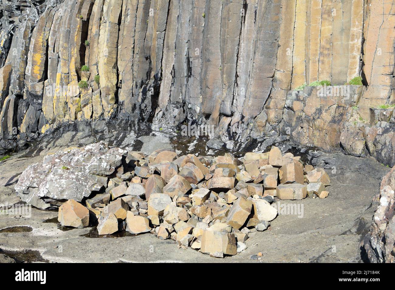 Basaltsäulenerosion und Steinschlag auf der Isle of Mull in den Inneren Hebriden von Schottland Stockfoto