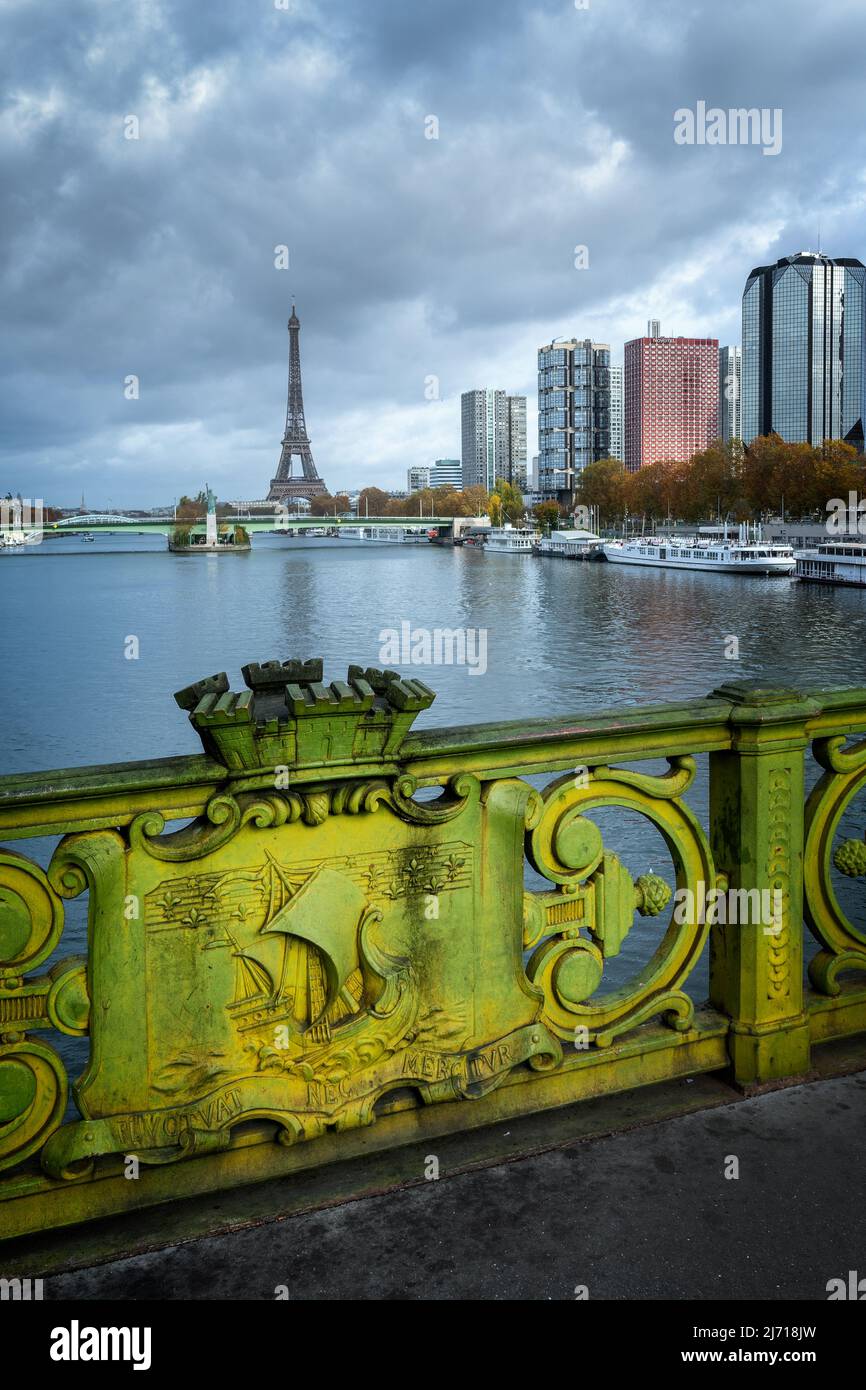 Eiffelturm, Blick von der Pont Mirabeau mit dem Wappen der Stadt Paris Frankreich Stockfoto