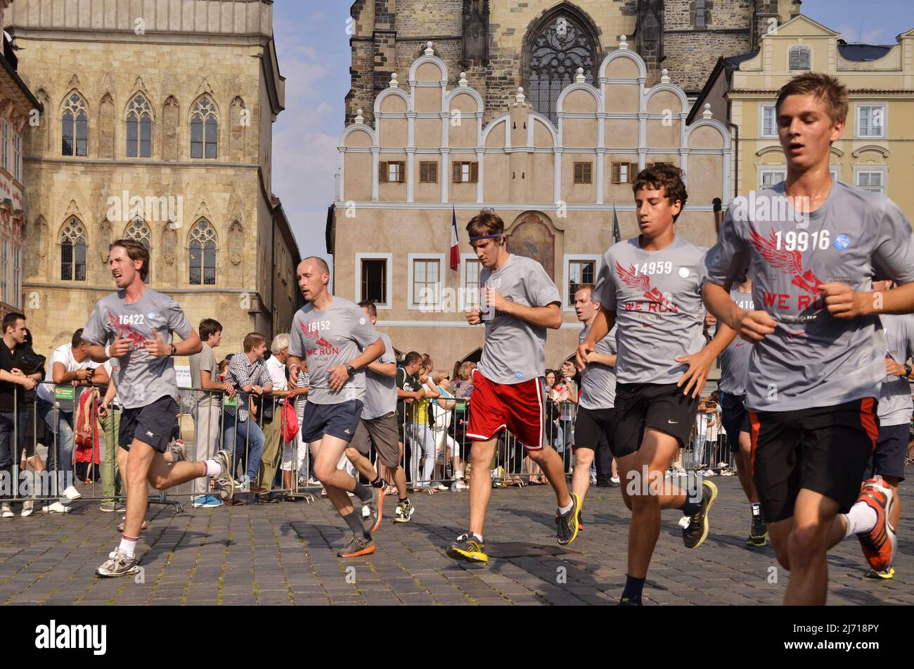 Wir führen Prag 2013 aus, Teilnehmer des jährlichen Laufwettbewerbs in der Altstadt von Prag, Tschechien. Stockfoto