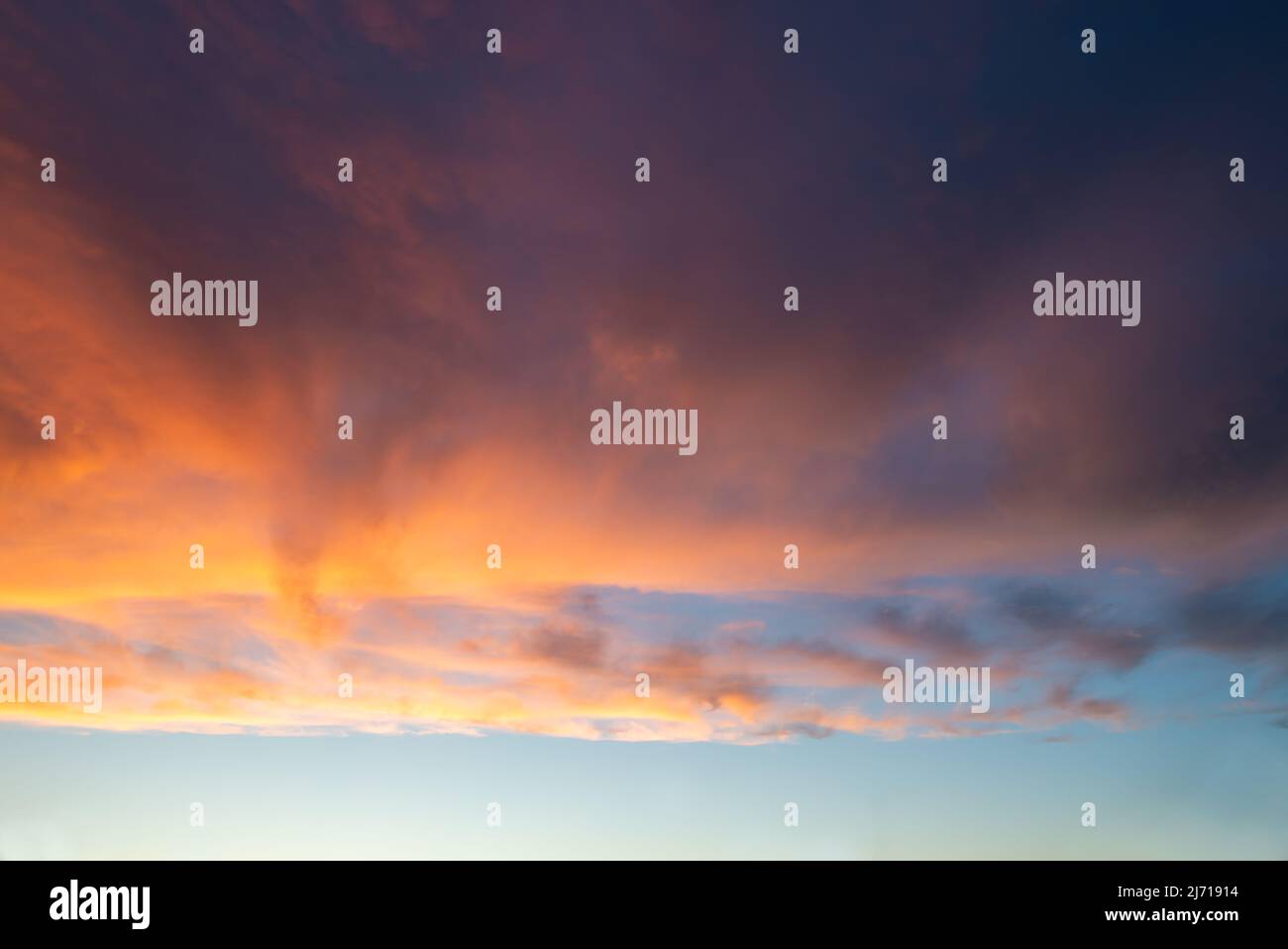 Dramatischer Himmel mit Wolken bei Sonnenuntergang, Naturhintergrund Stockfoto