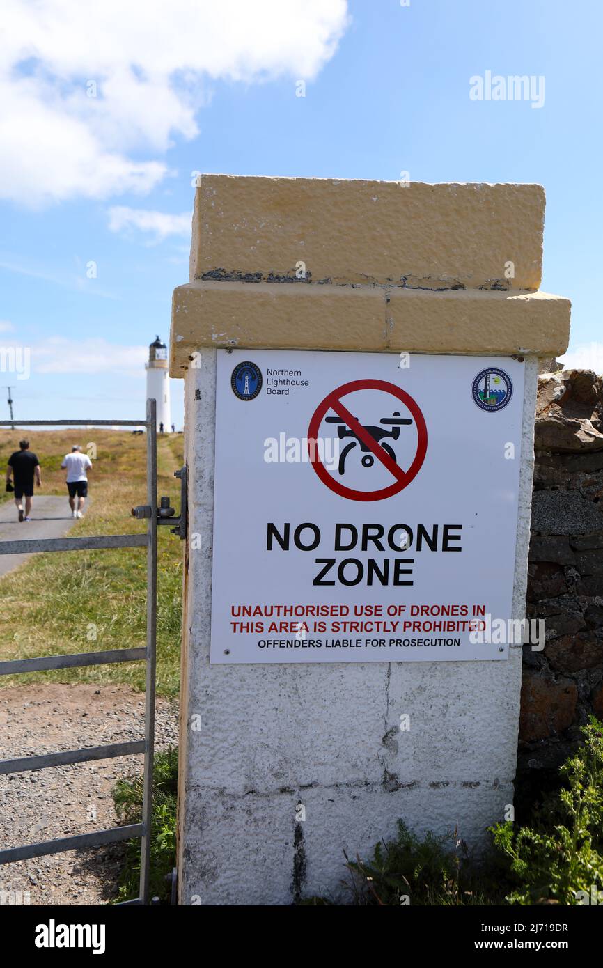 Keine Drohnenzone, Schild am Leuchtturm von Mull of Galloway, auf dem keine unbefugte Verwendung von Drohnen in der Gegend zu sehen ist. Stockfoto