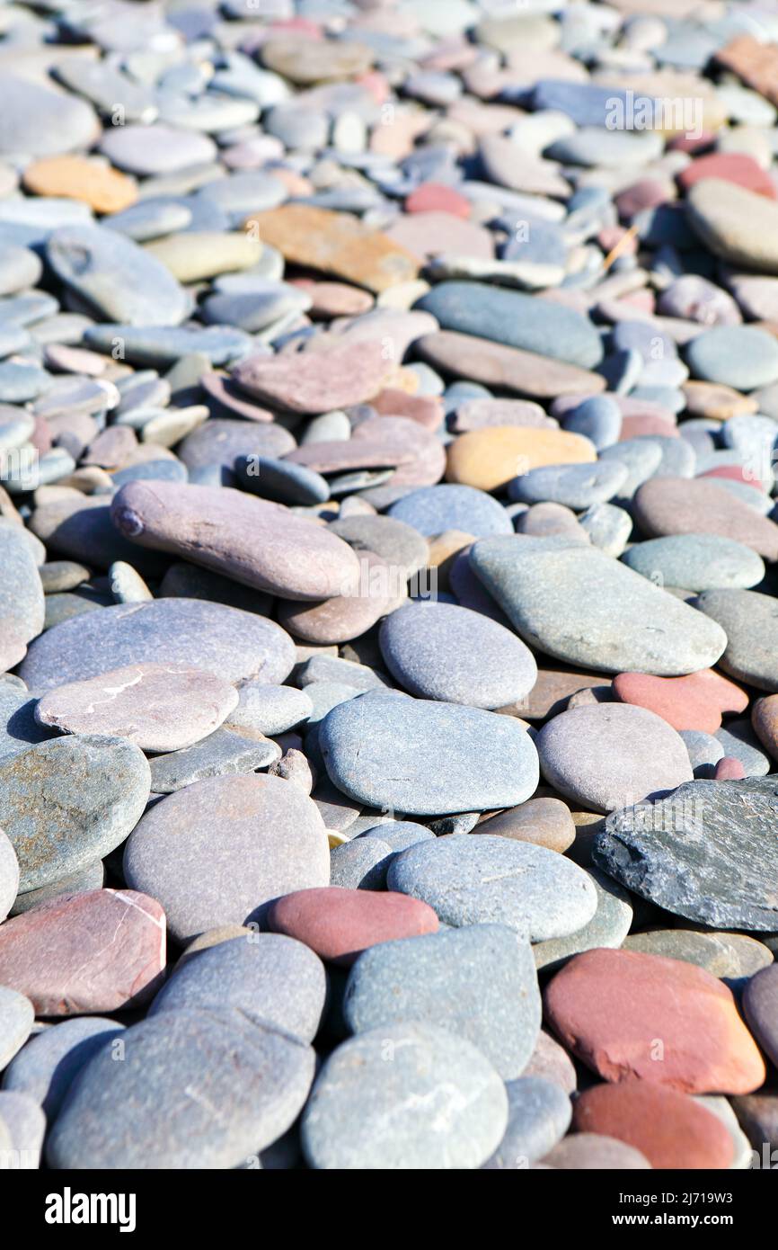 Gefärbtes Meer aus Kieselsteinen an einem Strand in Dumfries & Galloway, Schottland Stockfoto