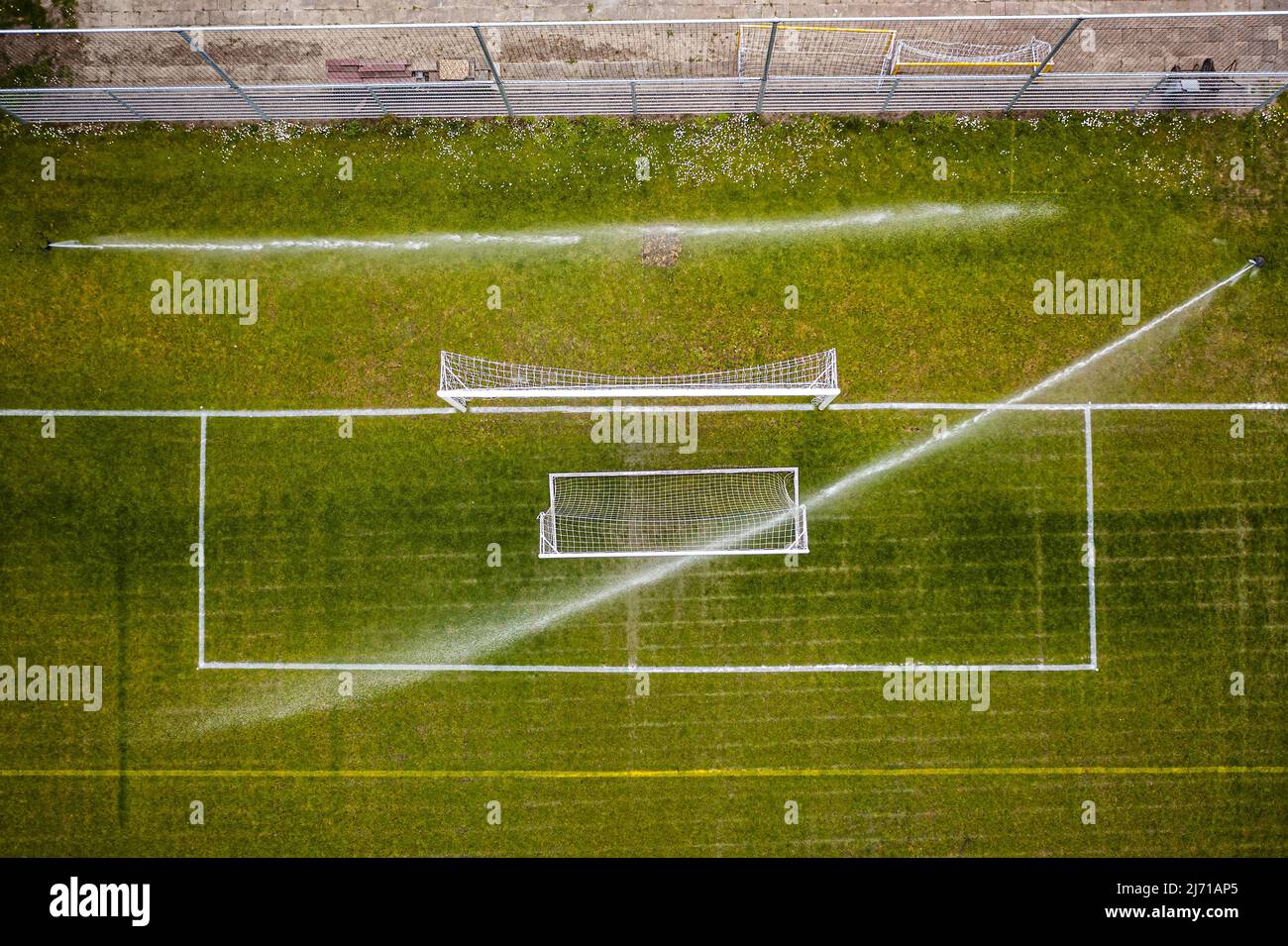 2022-05-05 12:43:34 RAAMSDONKVEER - Bewässerung von Fußballfeldern. Aufgrund eines Niederschlagsmangels ist die Ernte bei den Bauern gefährdet. In den kommenden Wochen wird mit sehr wenig Niederschlag gerechnet. ANP ROB ANGELAAR niederlande aus - belgien aus Stockfoto 2022-05-05 12:43:34 RAAMSDONKVEER - Bewässerung von Fußballfeldern. Aufgrund eines Niederschlagsmangels ist die Ernte bei den Bauern gefährdet. In den kommenden Wochen wird mit sehr wenig Niederschlag gerechnet. ANP ROB ANGELAAR niederlande aus - belgien aus Stockfoto