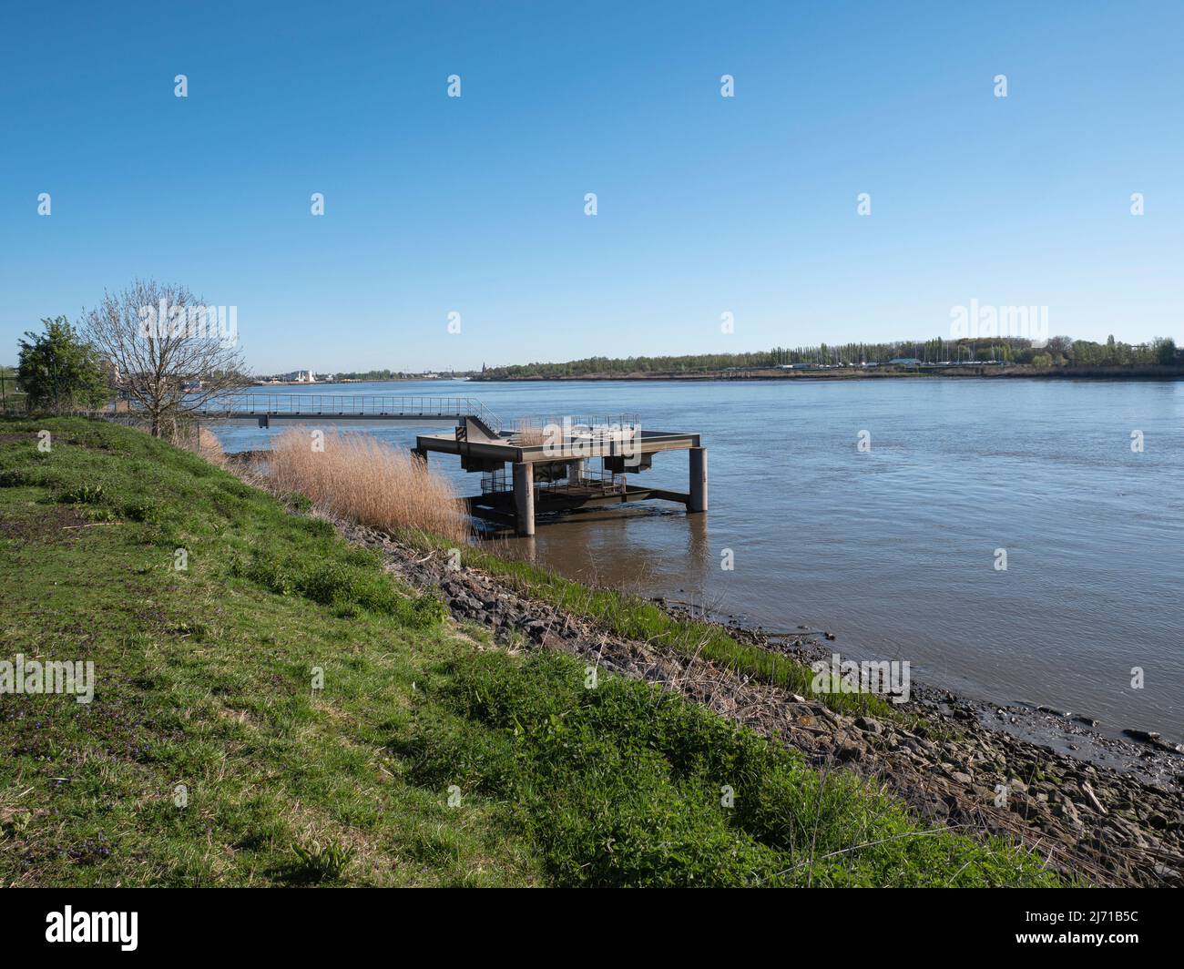 Landschaftsfoto mit Blick auf die Schelde aus dem Dorf Kruibeke im Nordosten der belgischen Provinz Ostflandern Stockfoto