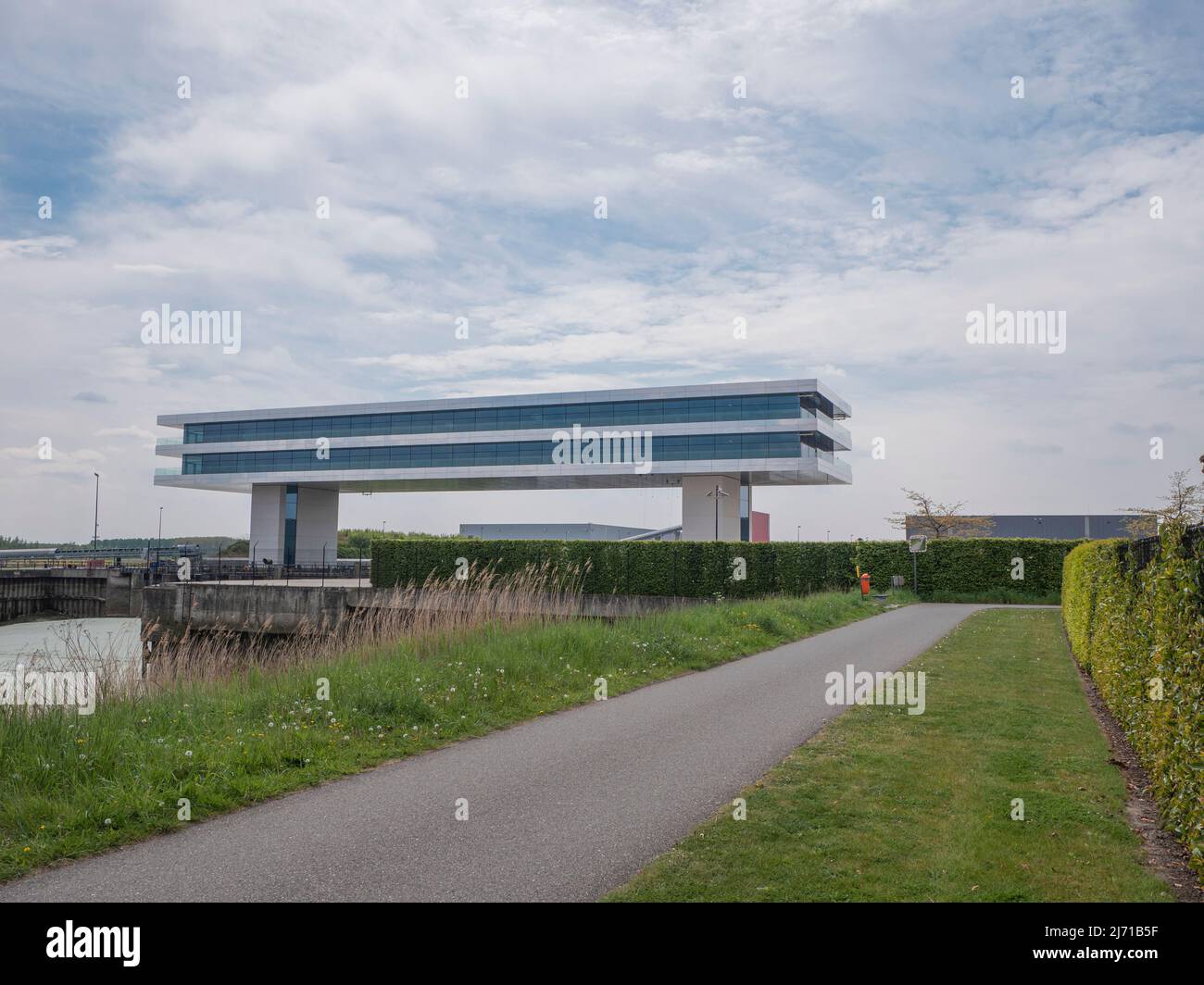 Temse, Belgien, 01. Mai 2022, das Gebäude der unabhängigen Baufirma Cordeel Group in Temse in der Nähe der Schelde Stockfoto