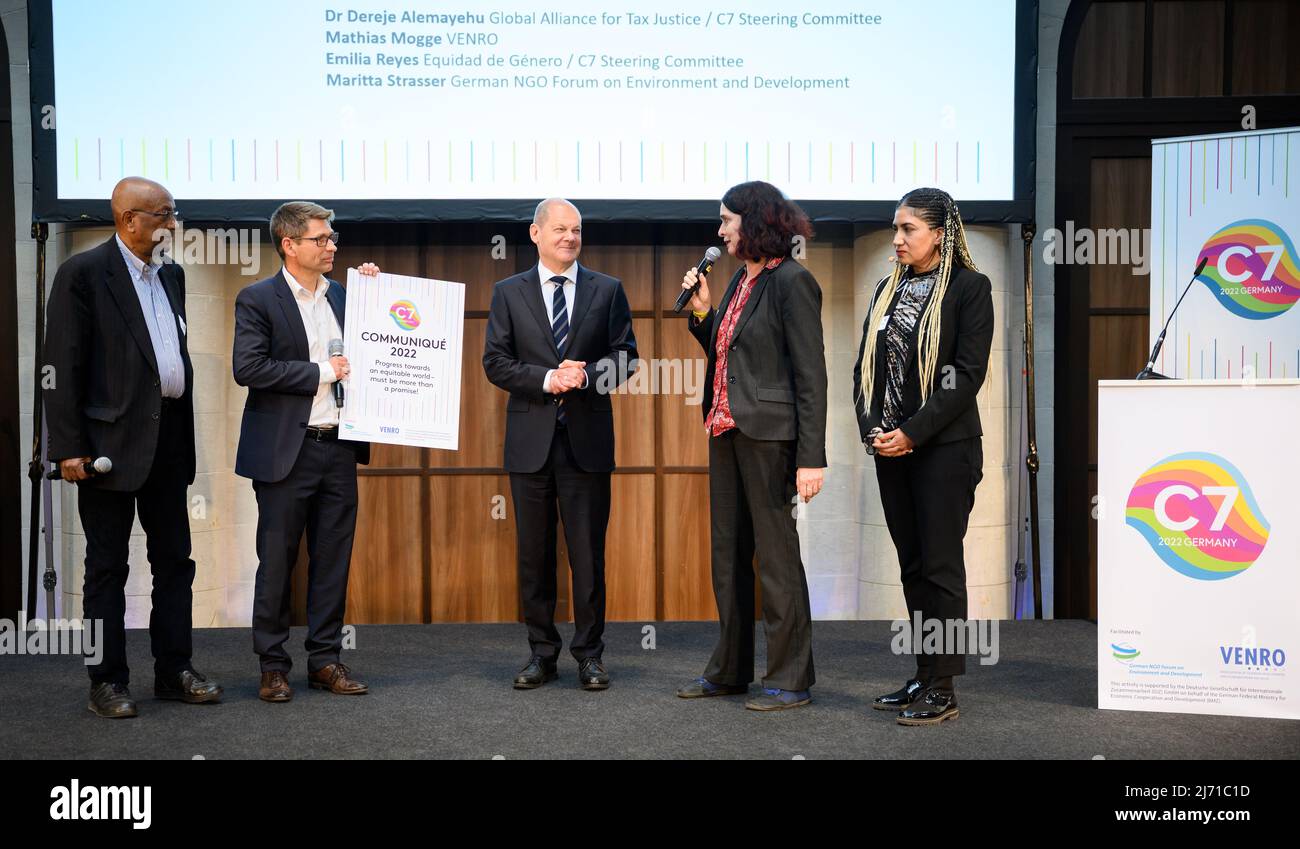 05. Mai 2022, Berlin: Dereje Alemayehu (l-r, Global Alliance for Tax Justice), Mathias Mogge (VENRO), Maritta Strasser (Forum Umwelt und Entwicklung) und Emilia Reyes (Equidad de Género, Mexiko) übergeben ein Kommuniqué mit Handlungsempfehlungen für Klima und Umwelt, Wirtschaft, Gesundheit, Humanitäre Hilfe und Demokratie an Bundeskanzler Olaf Scholz (M, SPD) als aktuellen Vorsitzenden der G7 Länder auf der internationalen Konferenz "C7". Der nächste Gipfel G7 wird vom 26. Bis 28. Juni 2022 in Deutschland stattfinden. Rund 500 Akteure aus zivilgesellschaftlichen Gruppen aus mehr als 40 Ländern waren dabei Stockfoto