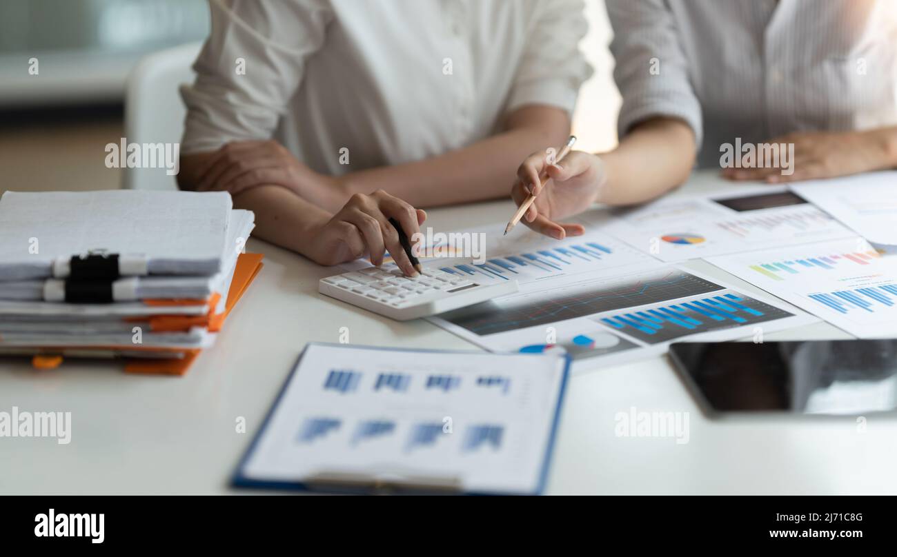 Zusammenarbeit im Geschäftsteam, Besprechung der Arbeitsanalyse mit Finanzdaten und Diagramm zum Marketingwachstum im Team, Präsentation und Brainstorming Stockfoto