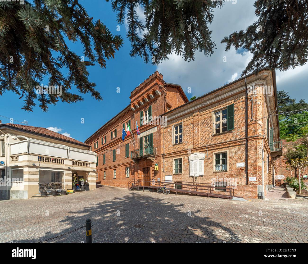 Sommariva del Bosco, Cuneo, Italien - 01. Mai 2022: Das Rathaus am Platz von Seyssel Stockfoto