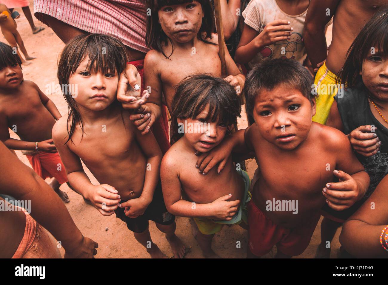 Eine Gruppe indischer Kinder aus einem indigenen Stamm des Amazonas in Brasilien schaut neugierig auf die Kamera. Baixo Amazonas, Pará, Brasilien. 2010. Stockfoto