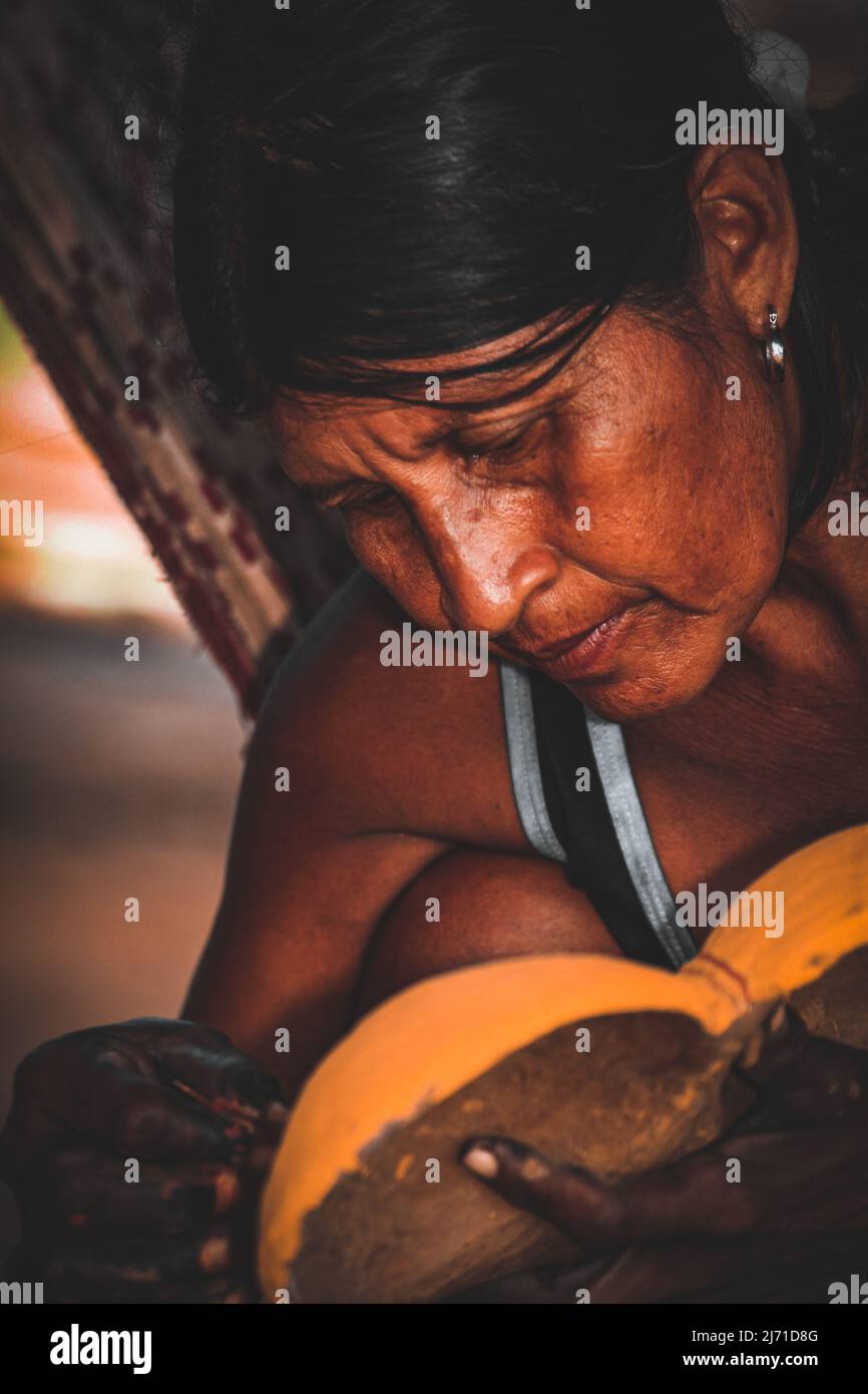 Indische Frau, die ein indigenes Kunstwerk anfertigte. Brasilianisches Amazonas, 2010. Stockfoto