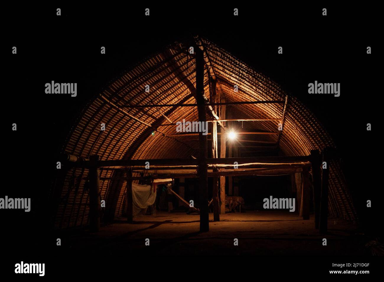 Traditionelle Wohnstruktur des Asurini-Stammes Baixo Amazonas im brasilianischen Amazonas Stockfoto