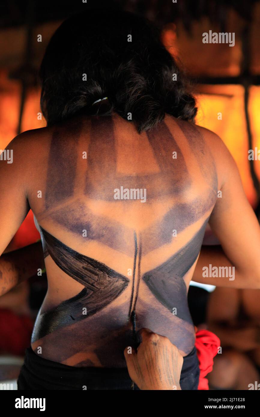 Bemalt mit Tribal Body Art einer indischen Frau aus einem Amazonas-Stamm in Brasilien, 2010. Stockfoto
