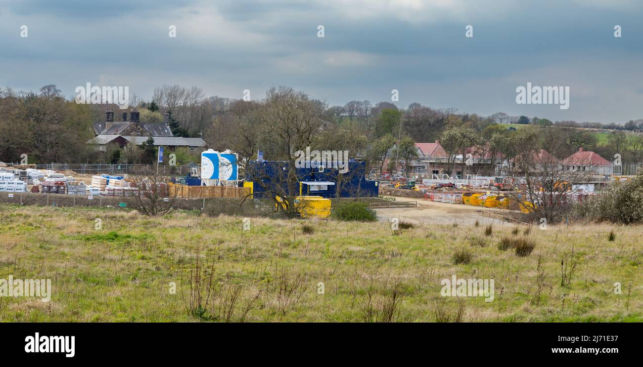 Eine Baustelle auf dem Land nördlich von Leeds. Neue Häuser werden gebaut, was als offene Landschaft. Stockfoto