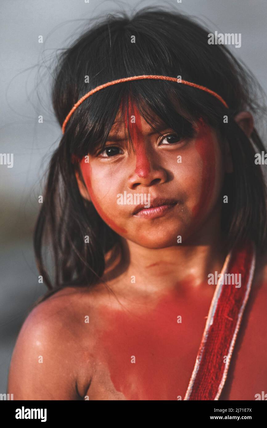 Indisches Kind eines brasilianischen Amazonas-Stammes, das an den Indigenen Spielen am Xingu River, 2009, teilnimmt. Stockfoto